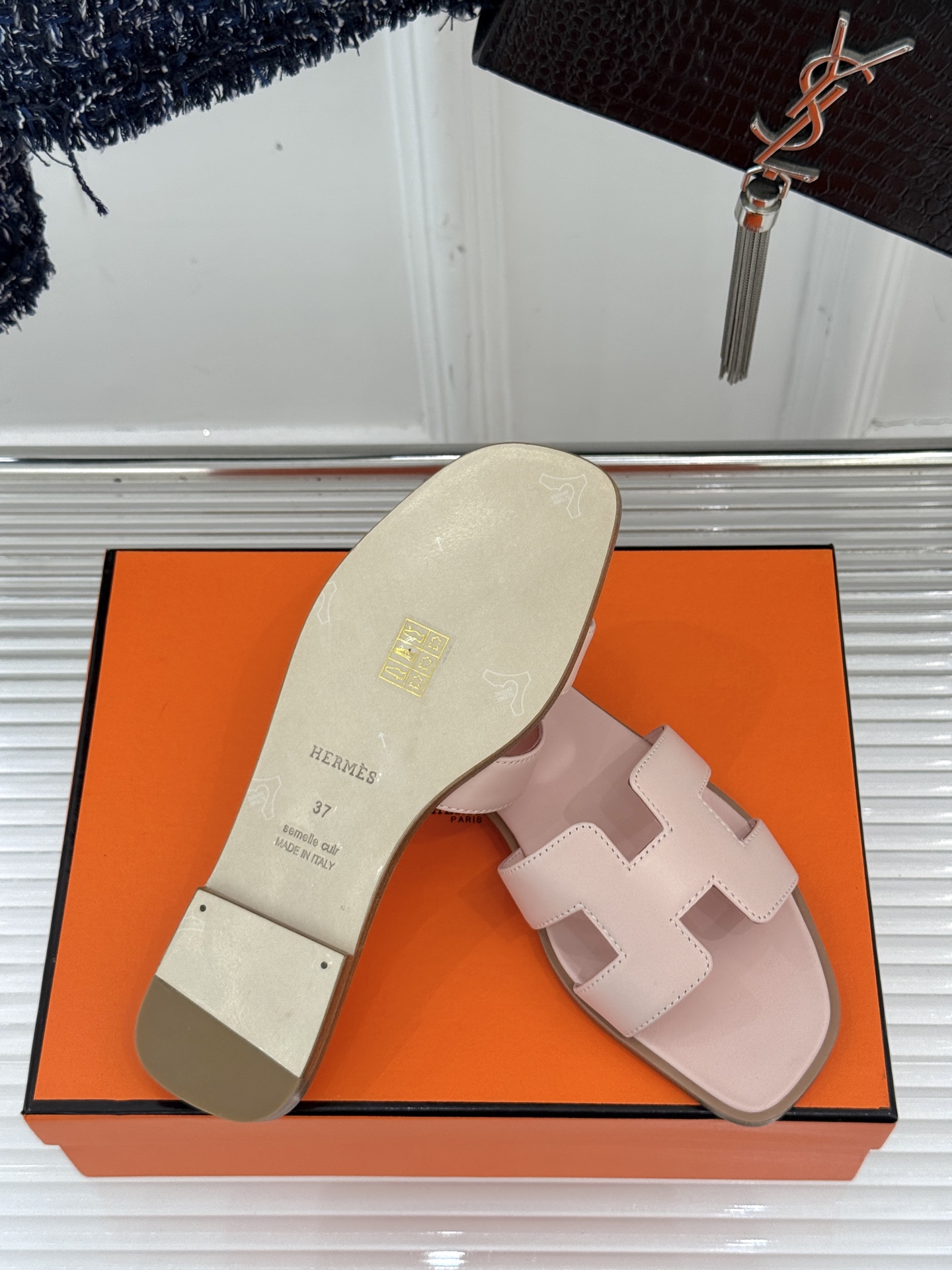 
Hermès/爱马仕经典H平底拖鞋
经典H拖 H家的拖鞋一直是拖鞋的代表款
依旧是经典的H造型 
鞋面