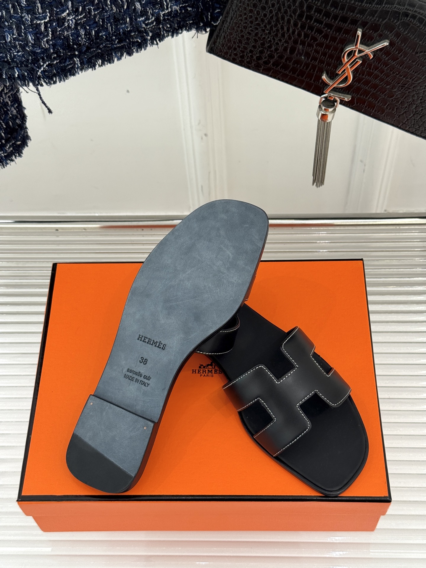 
Hermès/爱马仕经典H平底拖鞋
经典H拖 H家的拖鞋一直是拖鞋的代表款
依旧是经典的H造型 
鞋面