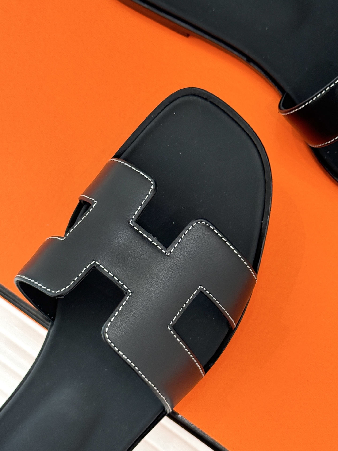 
Hermès/爱马仕经典H平底拖鞋
经典H拖 H家的拖鞋一直是拖鞋的代表款
依旧是经典的H造型 
鞋面