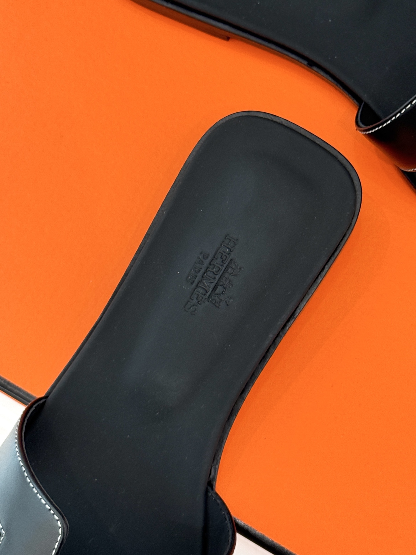
Hermès/爱马仕经典H平底拖鞋
经典H拖 H家的拖鞋一直是拖鞋的代表款
依旧是经典的H造型 
鞋面