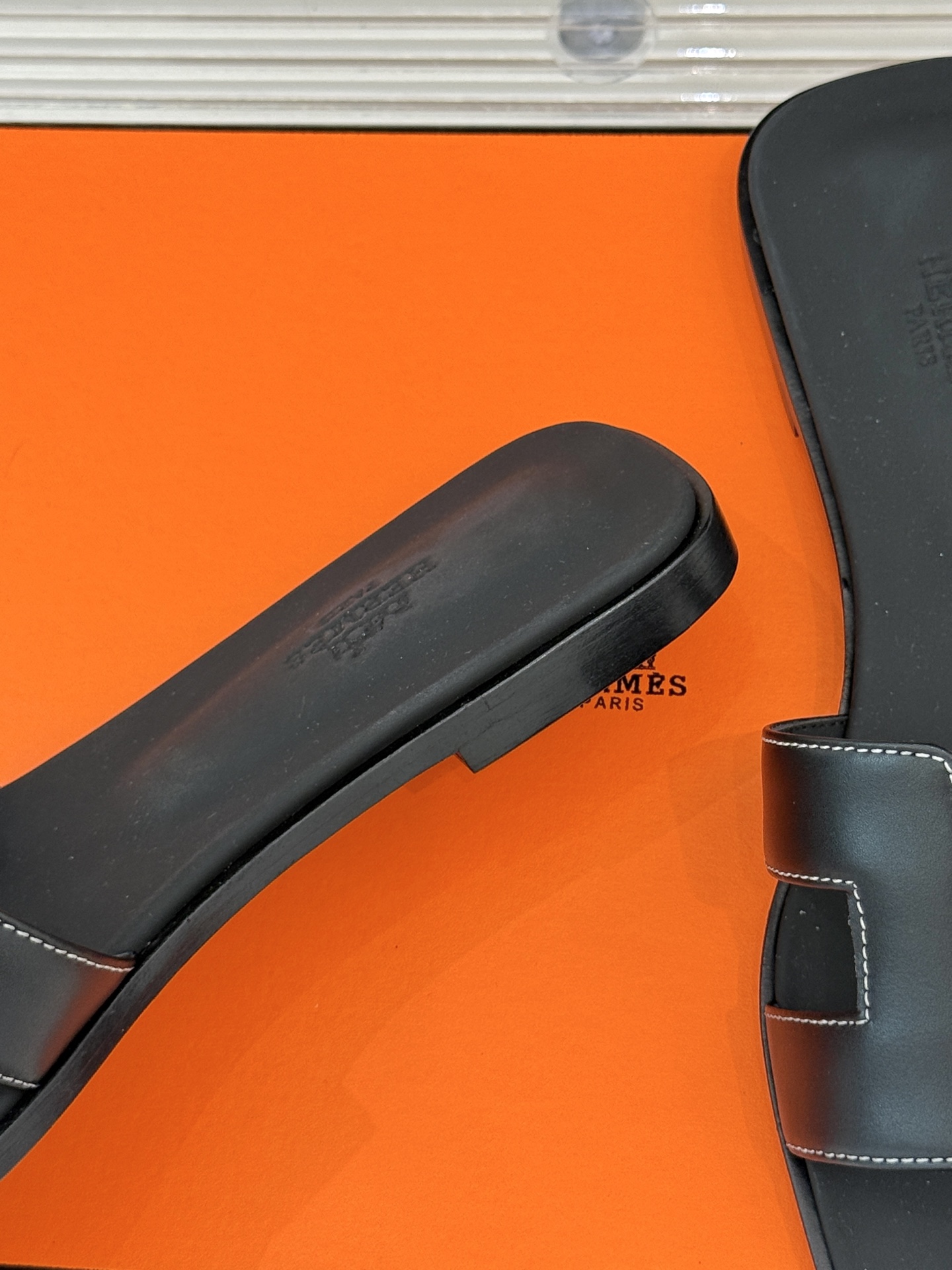 
Hermès/爱马仕经典H平底拖鞋
经典H拖 H家的拖鞋一直是拖鞋的代表款
依旧是经典的H造型 
鞋面