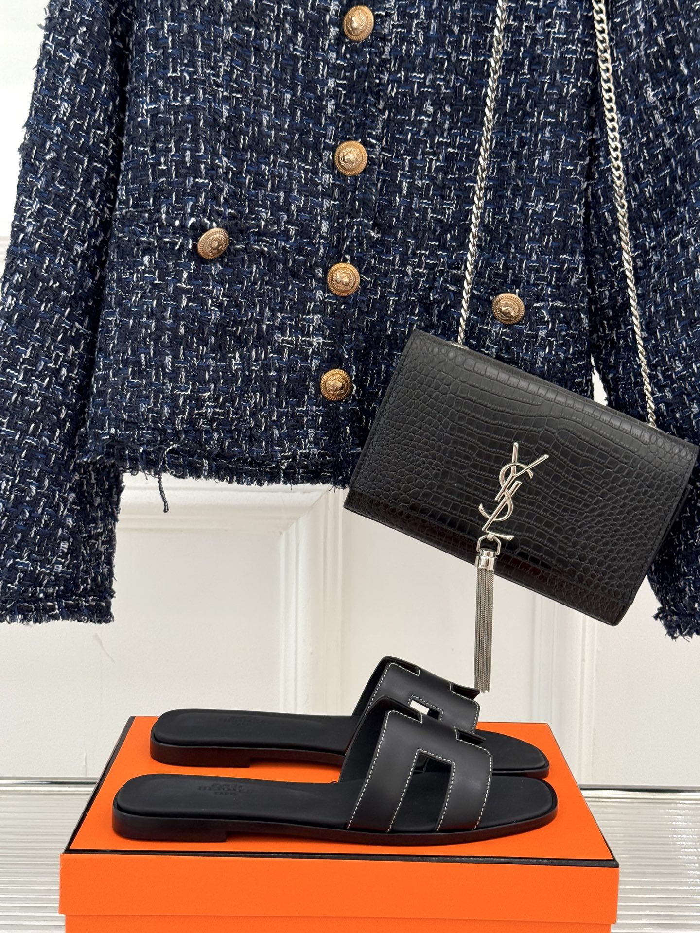 
Hermès/爱马仕经典H平底拖鞋
经典H拖 H家的拖鞋一直是拖鞋的代表款
依旧是经典的H造型 
鞋面