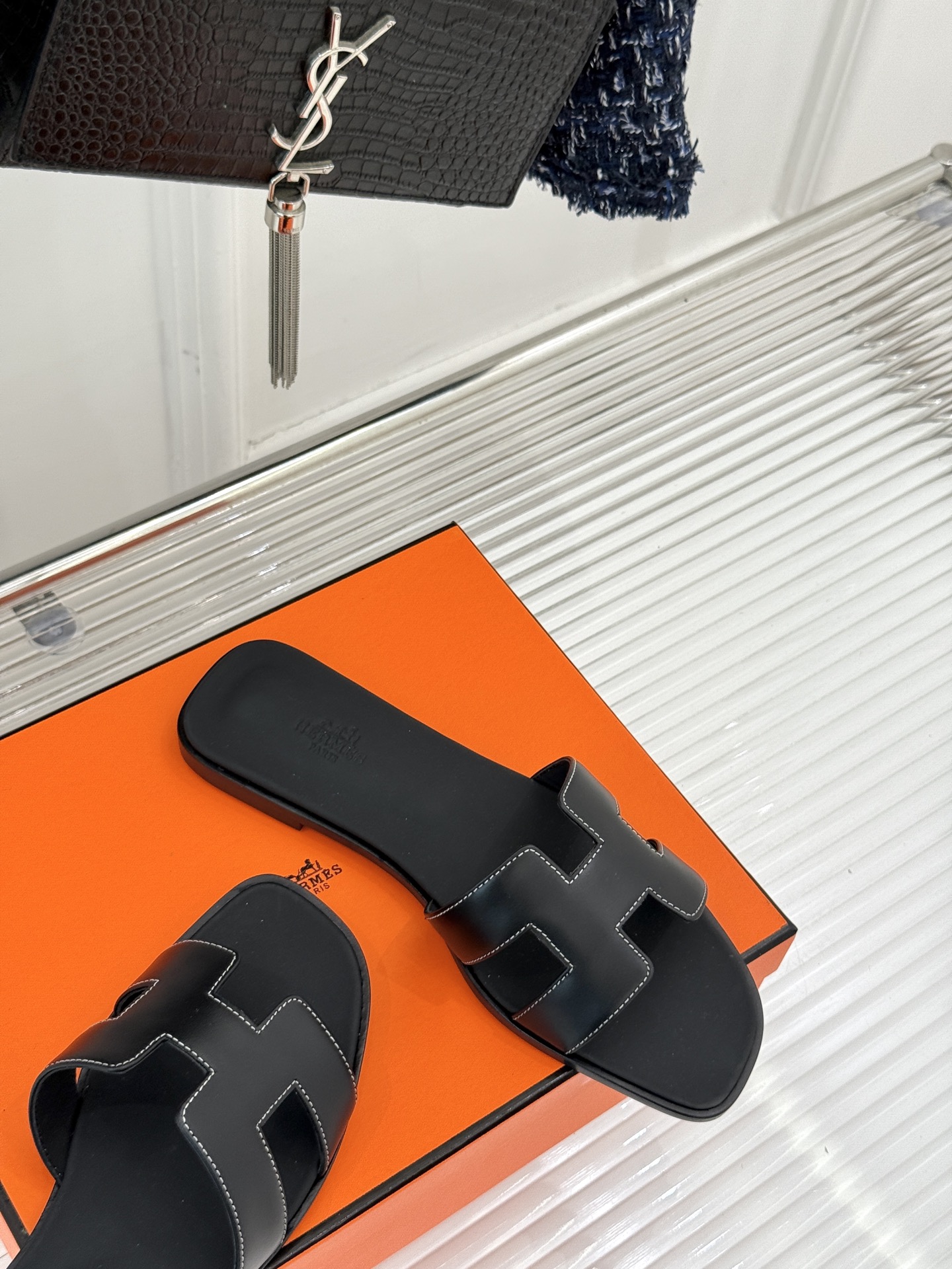 
Hermès/爱马仕经典H平底拖鞋
经典H拖 H家的拖鞋一直是拖鞋的代表款
依旧是经典的H造型 
鞋面