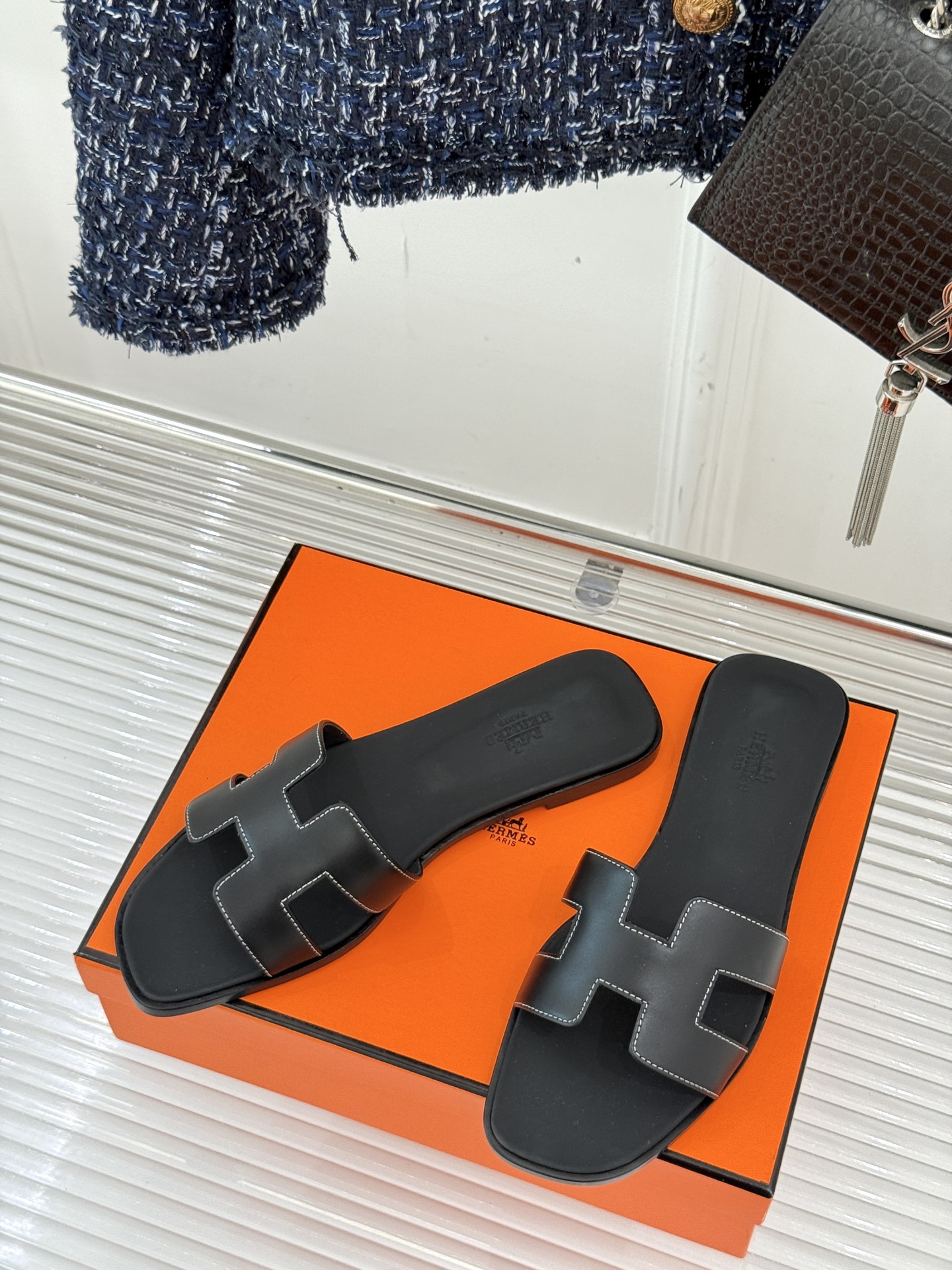 
Hermès/爱马仕经典H平底拖鞋
经典H拖 H家的拖鞋一直是拖鞋的代表款
依旧是经典的H造型 
鞋面