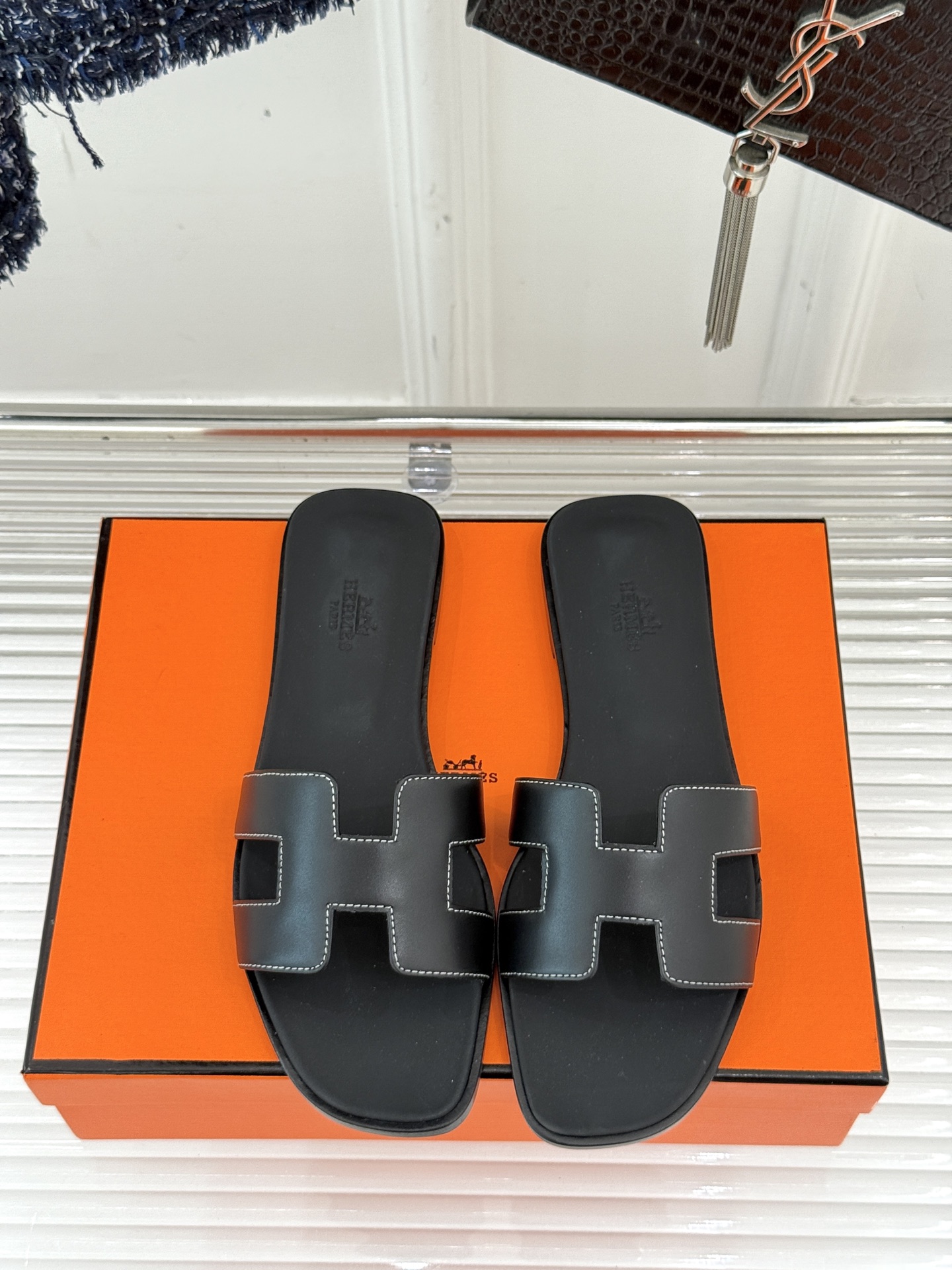 
Hermès/爱马仕经典H平底拖鞋
经典H拖 H家的拖鞋一直是拖鞋的代表款
依旧是经典的H造型 
鞋面
