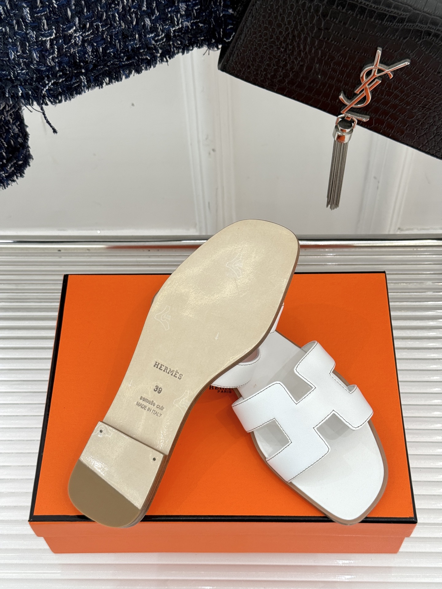 
Hermès/爱马仕经典H平底拖鞋
经典H拖 H家的拖鞋一直是拖鞋的代表款
依旧是经典的H造型 
鞋面
