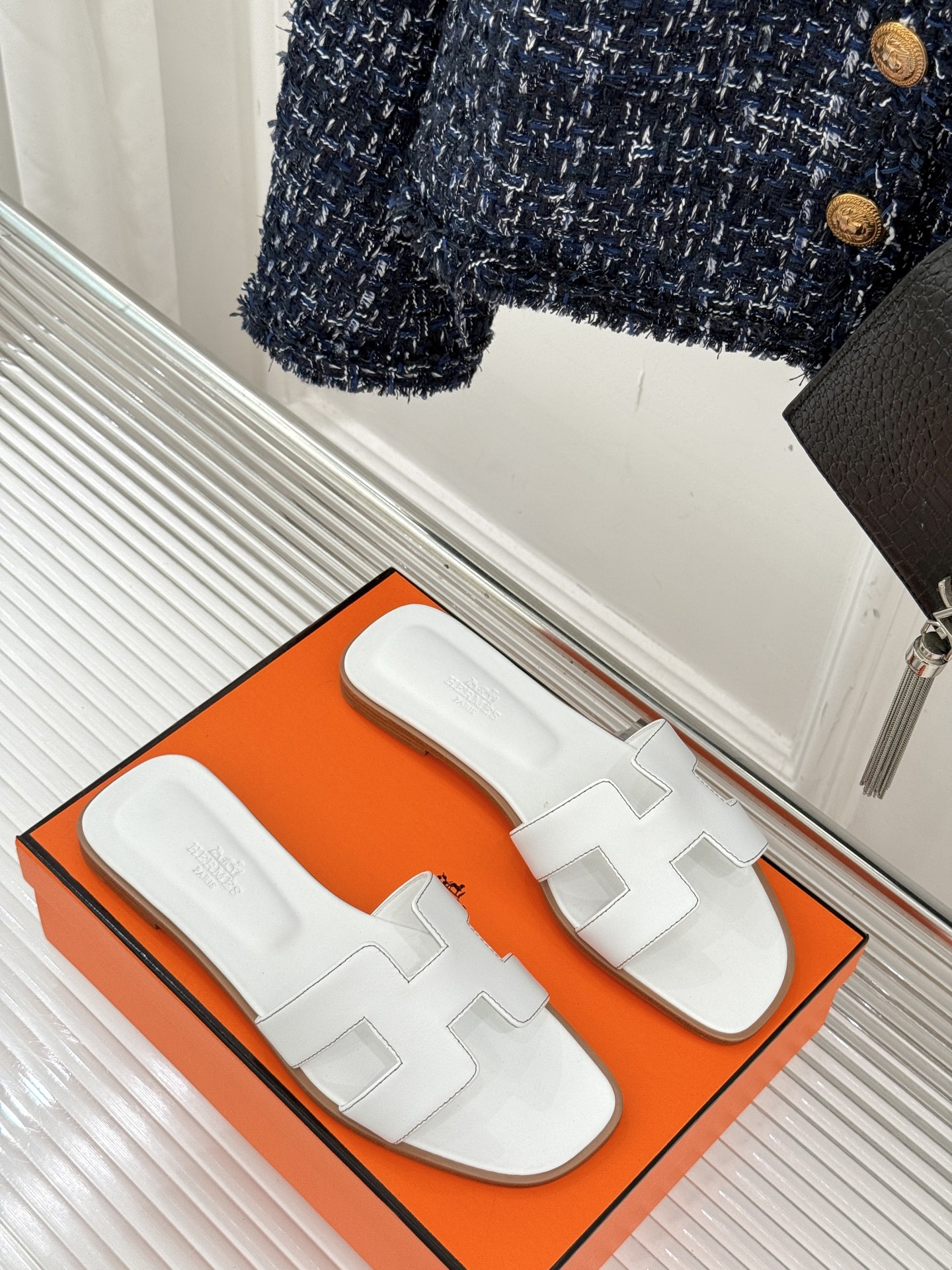
Hermès/爱马仕经典H平底拖鞋
经典H拖 H家的拖鞋一直是拖鞋的代表款
依旧是经典的H造型 
鞋面