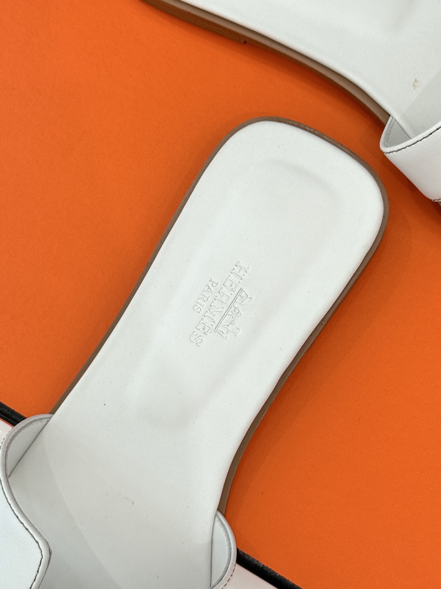 
Hermès/爱马仕经典H平底拖鞋
经典H拖 H家的拖鞋一直是拖鞋的代表款
依旧是经典的H造型 
鞋面