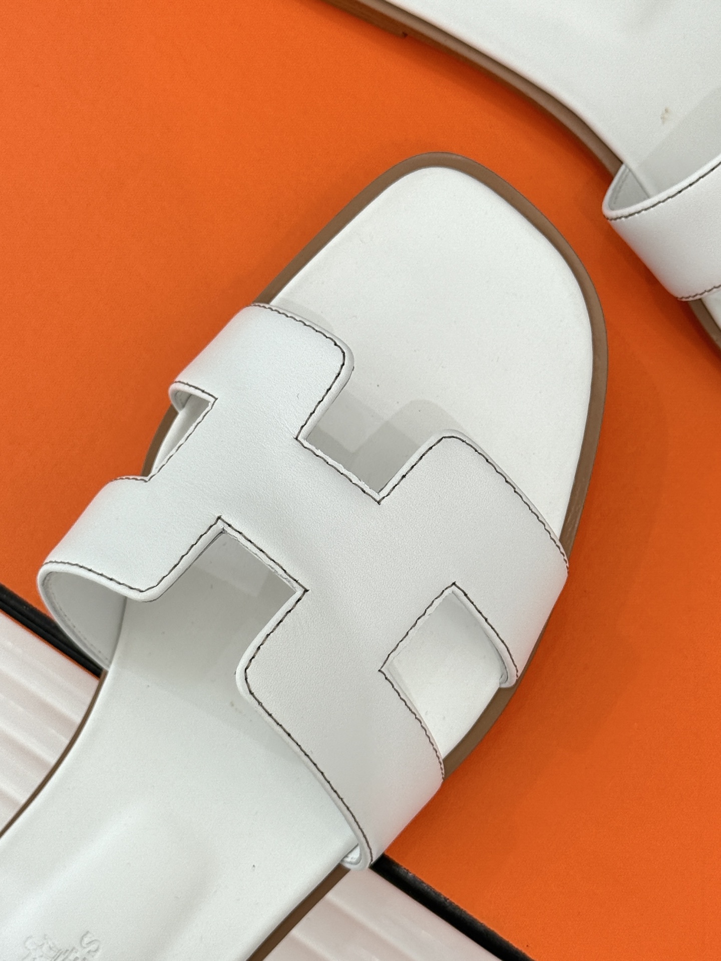 
Hermès/爱马仕经典H平底拖鞋
经典H拖 H家的拖鞋一直是拖鞋的代表款
依旧是经典的H造型 
鞋面