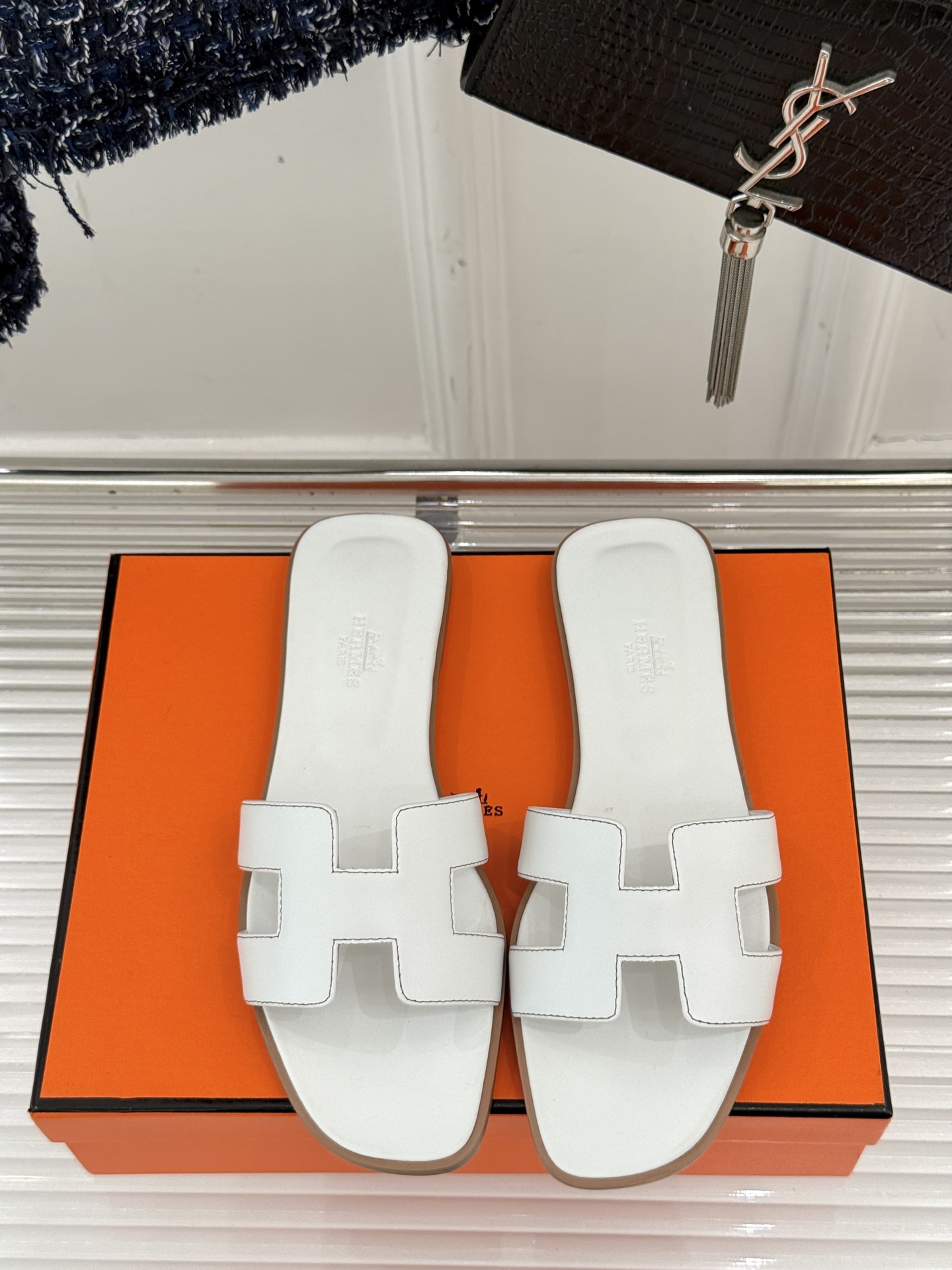 
Hermès/爱马仕经典H平底拖鞋
经典H拖 H家的拖鞋一直是拖鞋的代表款
依旧是经典的H造型 
鞋面