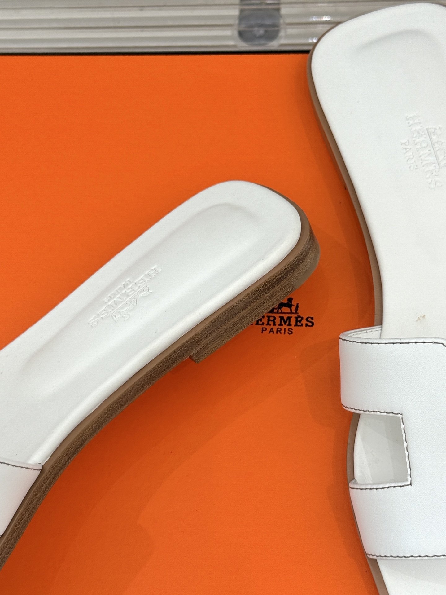
Hermès/爱马仕经典H平底拖鞋
经典H拖 H家的拖鞋一直是拖鞋的代表款
依旧是经典的H造型 
鞋面