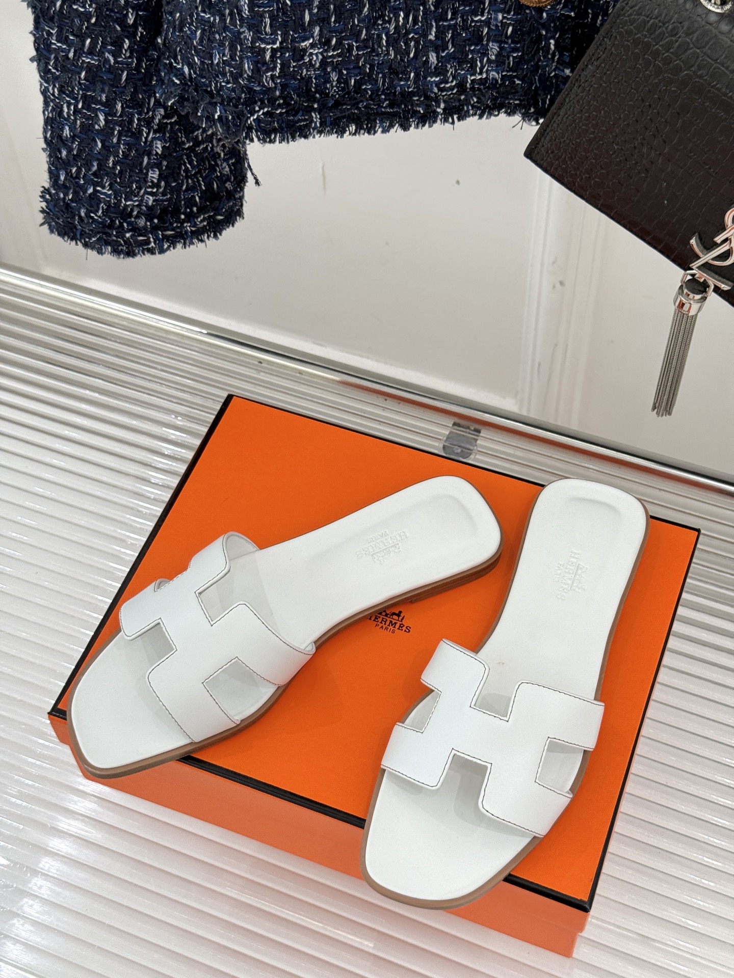 
Hermès/爱马仕经典H平底拖鞋
经典H拖 H家的拖鞋一直是拖鞋的代表款
依旧是经典的H造型 
鞋面
