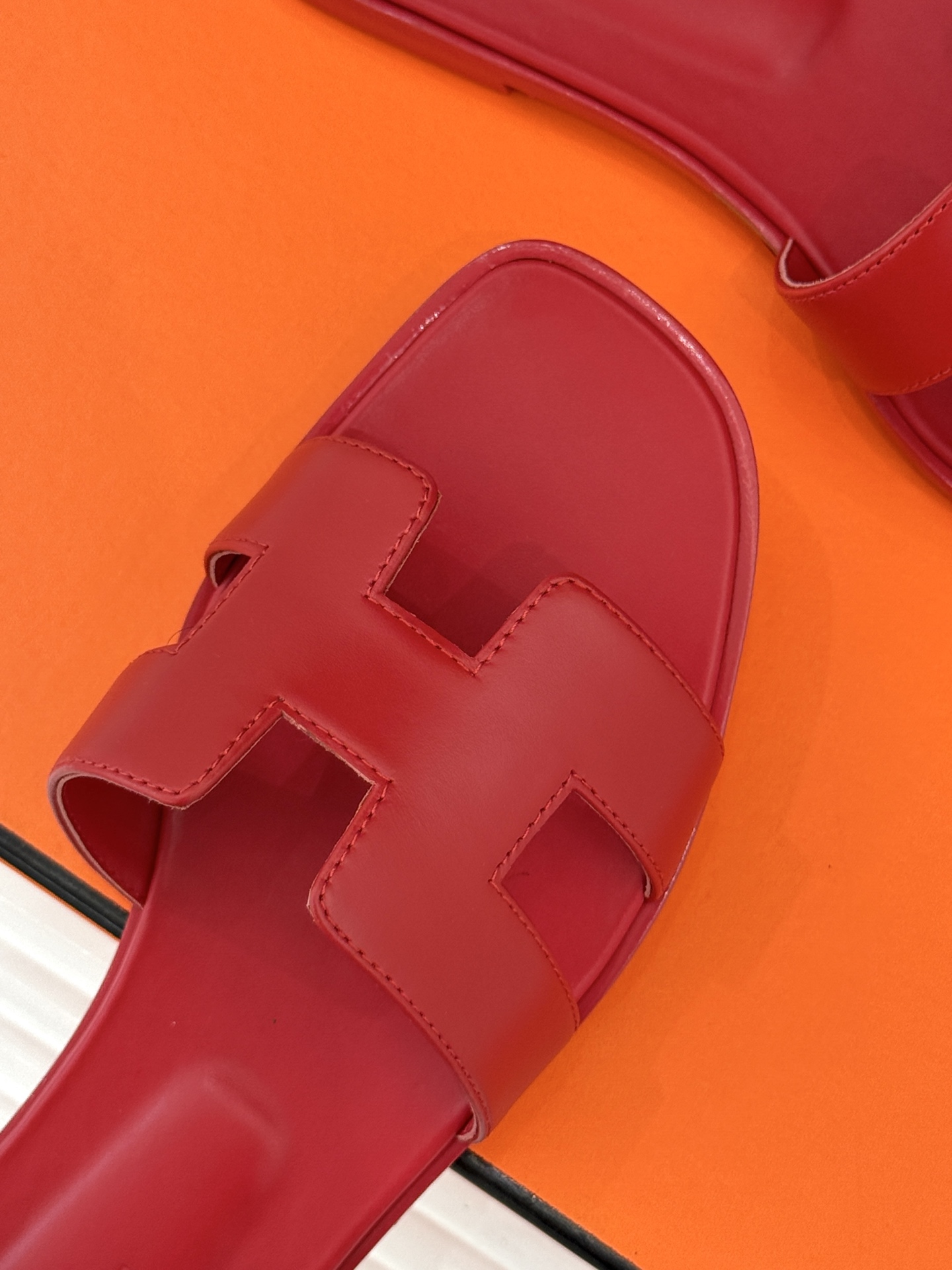 
Hermès/爱马仕经典H平底拖鞋
经典H拖 H家的拖鞋一直是拖鞋的代表款
依旧是经典的H造型 
鞋面