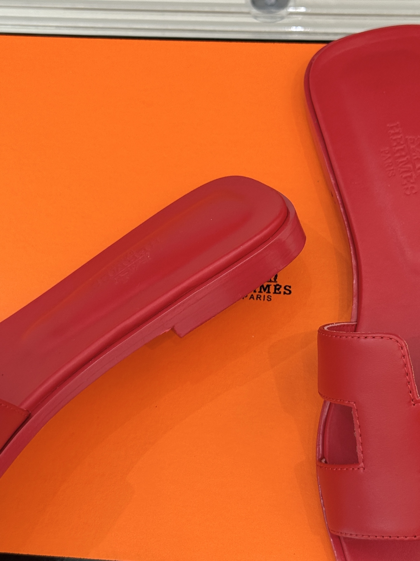 
Hermès/爱马仕经典H平底拖鞋
经典H拖 H家的拖鞋一直是拖鞋的代表款
依旧是经典的H造型 
鞋面