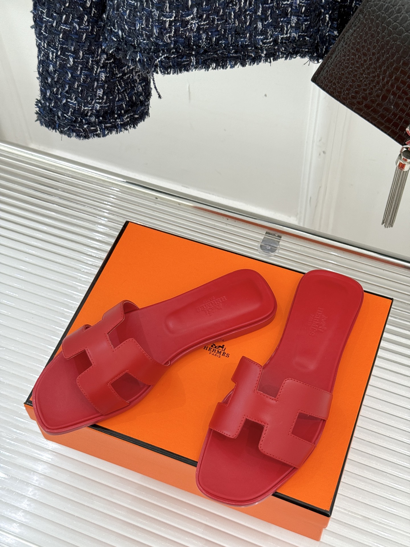 
Hermès/爱马仕经典H平底拖鞋
经典H拖 H家的拖鞋一直是拖鞋的代表款
依旧是经典的H造型 
鞋面