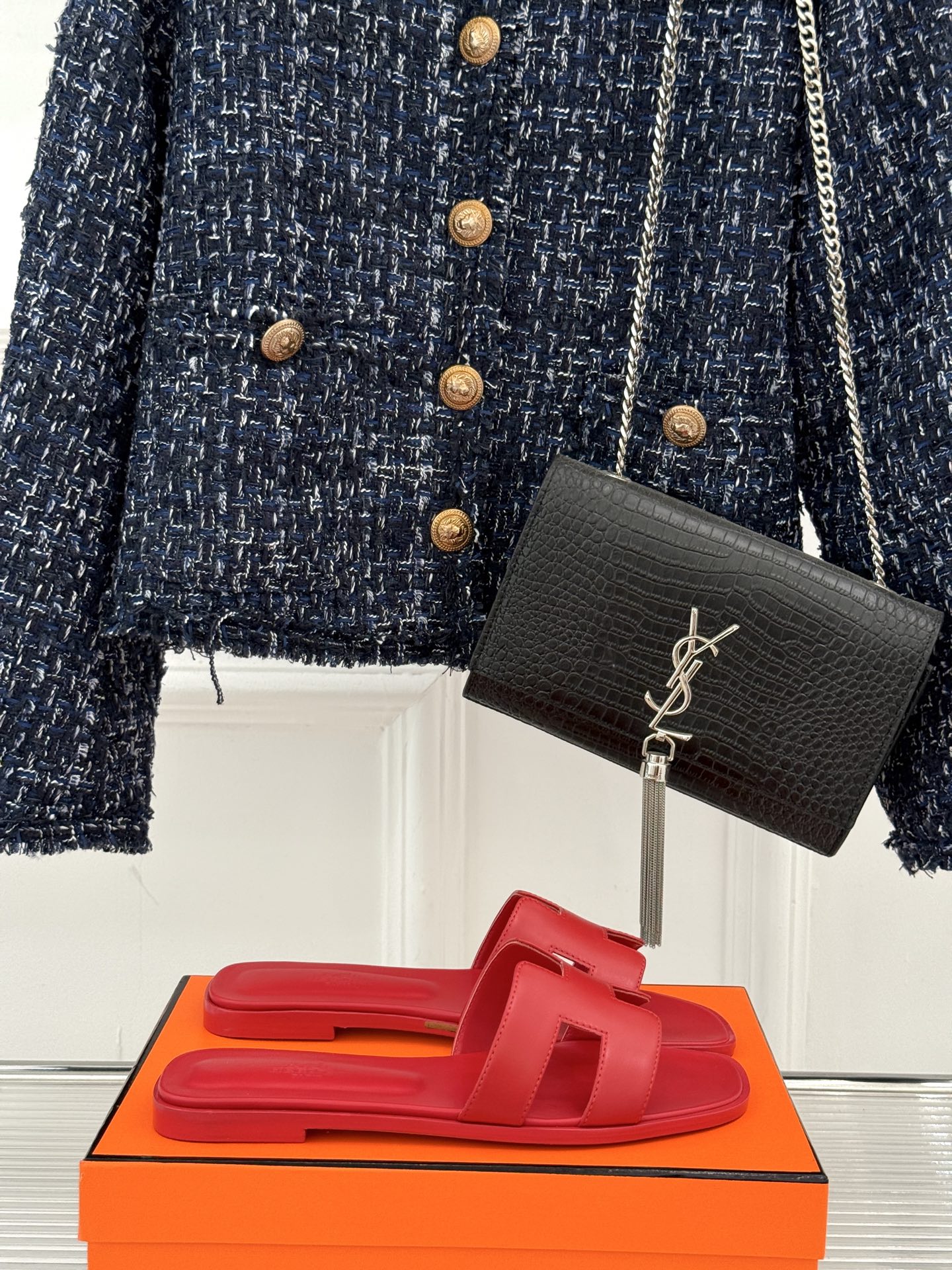 
Hermès/爱马仕经典H平底拖鞋
经典H拖 H家的拖鞋一直是拖鞋的代表款
依旧是经典的H造型 
鞋面