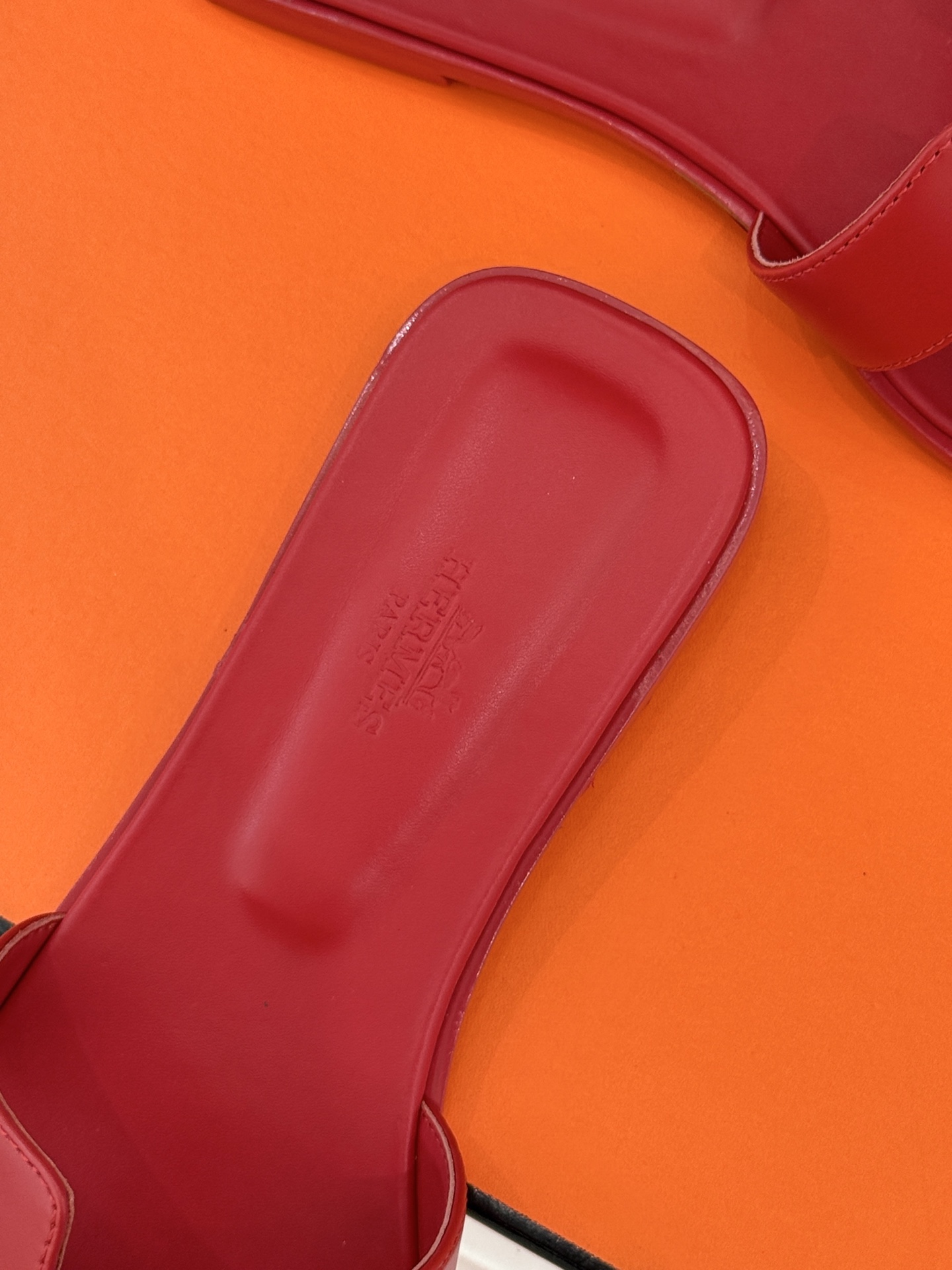 
Hermès/爱马仕经典H平底拖鞋
经典H拖 H家的拖鞋一直是拖鞋的代表款
依旧是经典的H造型 
鞋面