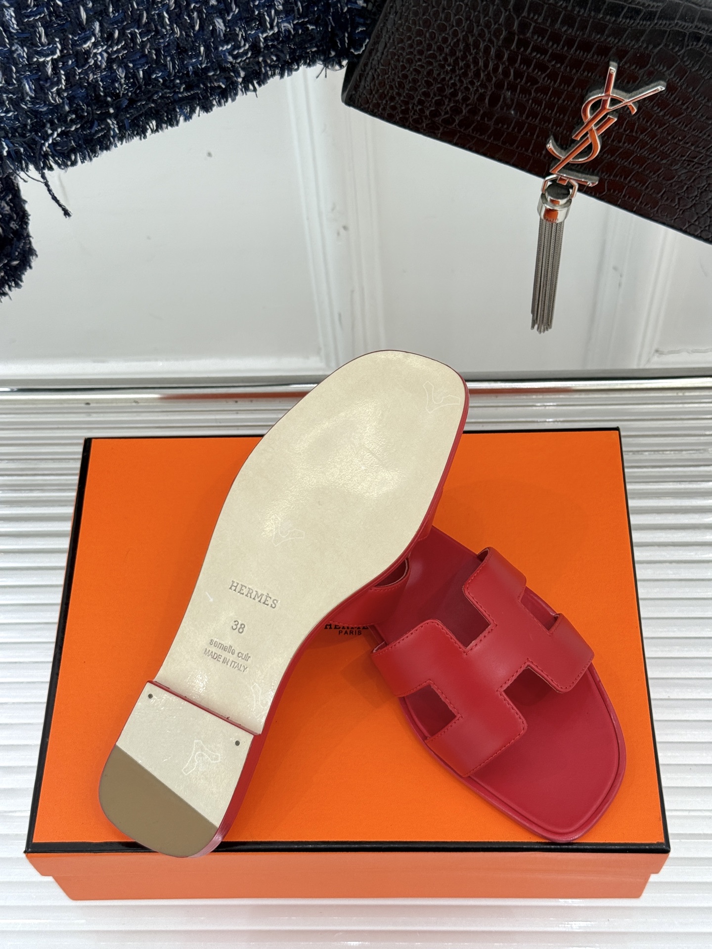 
Hermès/爱马仕经典H平底拖鞋
经典H拖 H家的拖鞋一直是拖鞋的代表款
依旧是经典的H造型 
鞋面