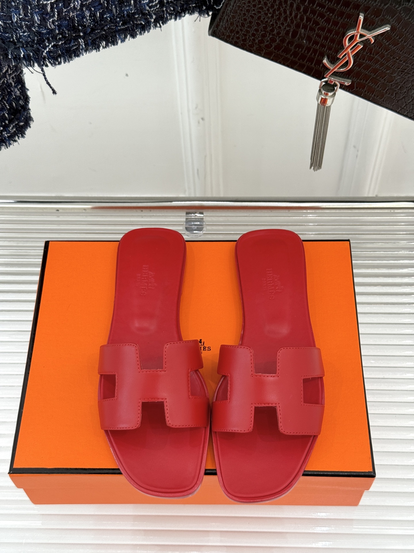 
Hermès/爱马仕经典H平底拖鞋
经典H拖 H家的拖鞋一直是拖鞋的代表款
依旧是经典的H造型 
鞋面