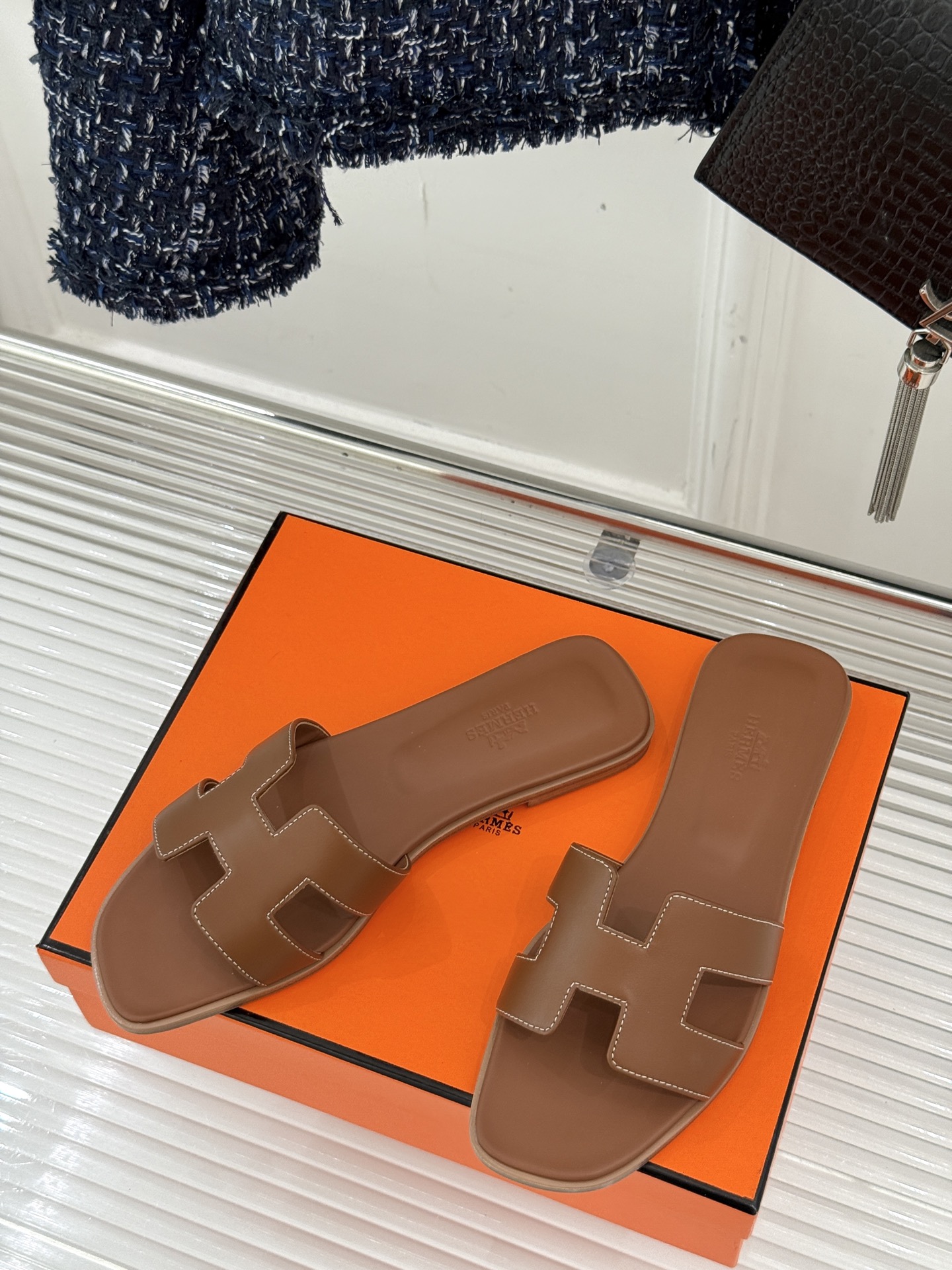 
Hermès/爱马仕经典H平底拖鞋
经典H拖 H家的拖鞋一直是拖鞋的代表款
依旧是经典的H造型 
鞋面