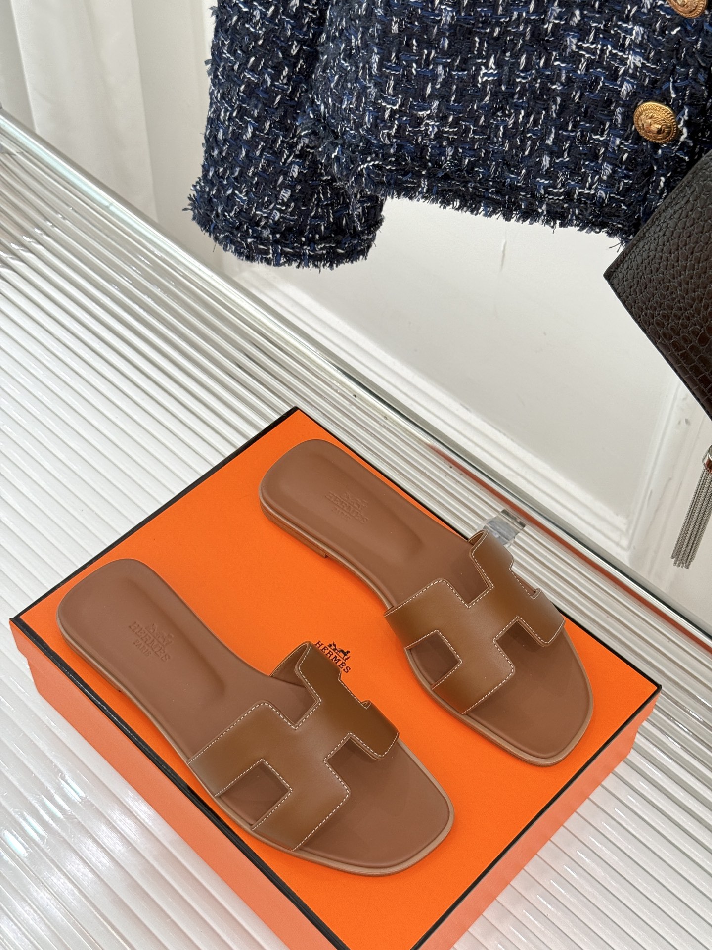 
Hermès/爱马仕经典H平底拖鞋
经典H拖 H家的拖鞋一直是拖鞋的代表款
依旧是经典的H造型 
鞋面