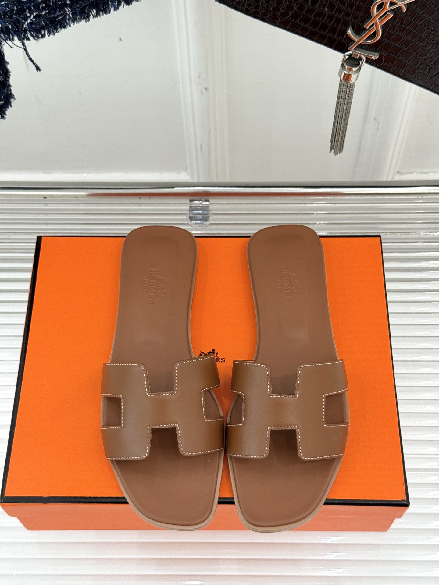 
Hermès/爱马仕经典H平底拖鞋
经典H拖 H家的拖鞋一直是拖鞋的代表款
依旧是经典的H造型 
鞋面