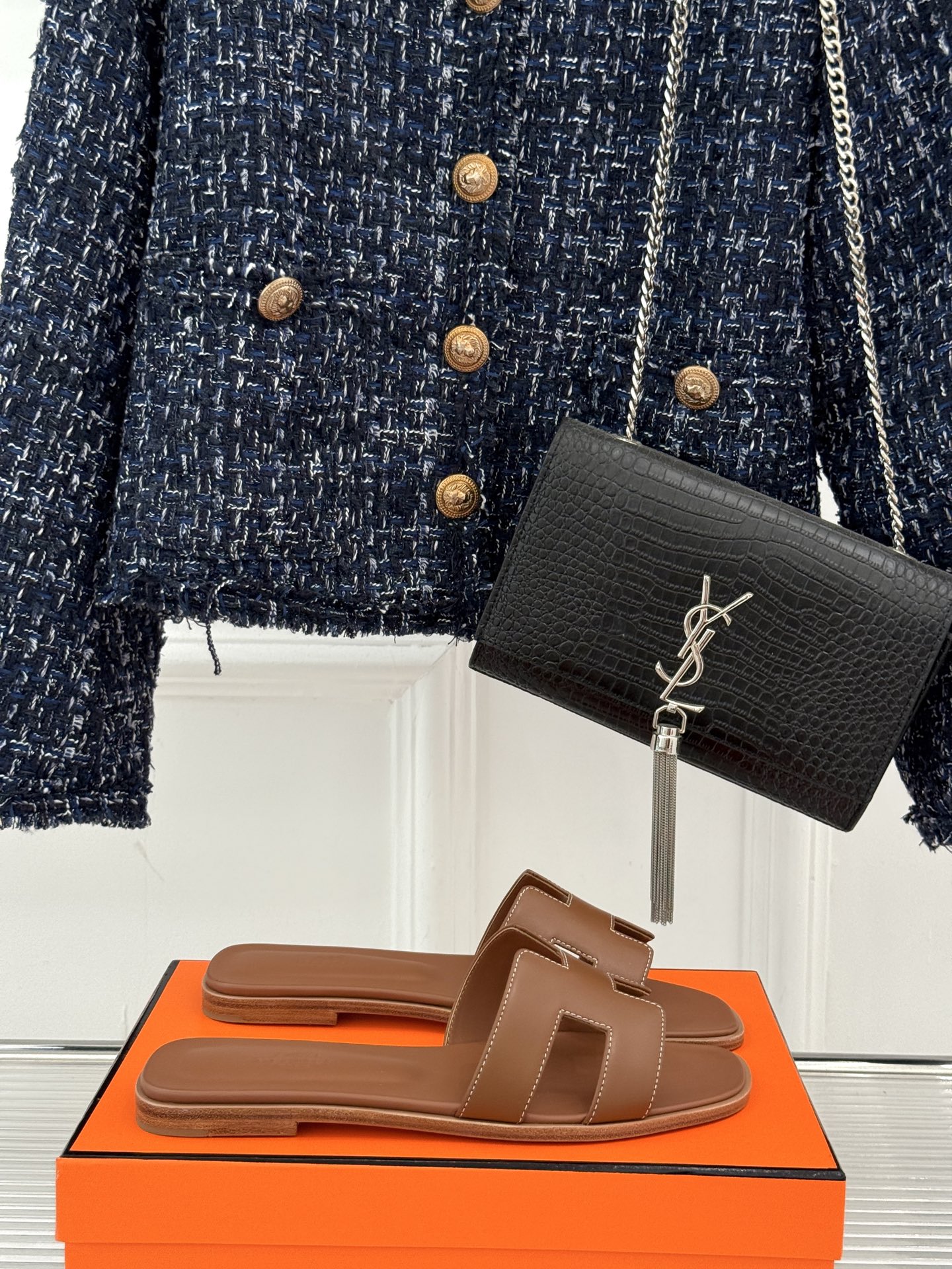 
Hermès/爱马仕经典H平底拖鞋
经典H拖 H家的拖鞋一直是拖鞋的代表款
依旧是经典的H造型 
鞋面