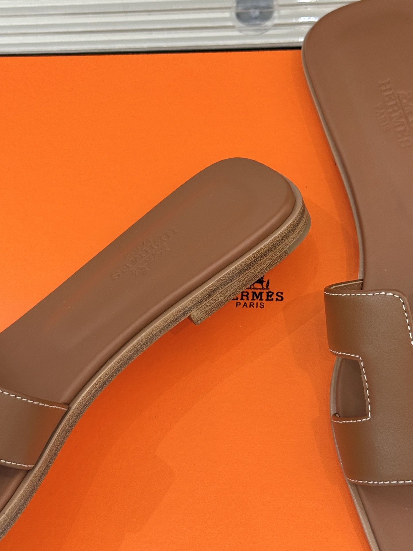 
Hermès/爱马仕经典H平底拖鞋
经典H拖 H家的拖鞋一直是拖鞋的代表款
依旧是经典的H造型 
鞋面
