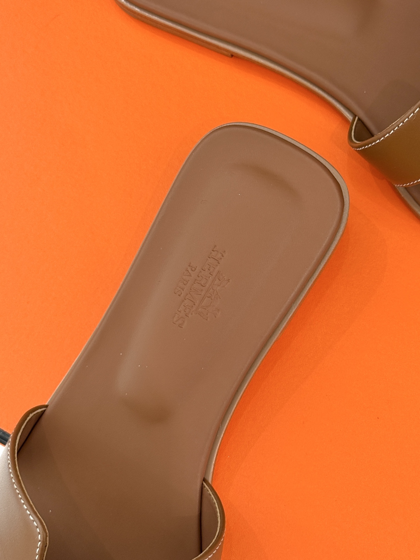 
Hermès/爱马仕经典H平底拖鞋
经典H拖 H家的拖鞋一直是拖鞋的代表款
依旧是经典的H造型 
鞋面