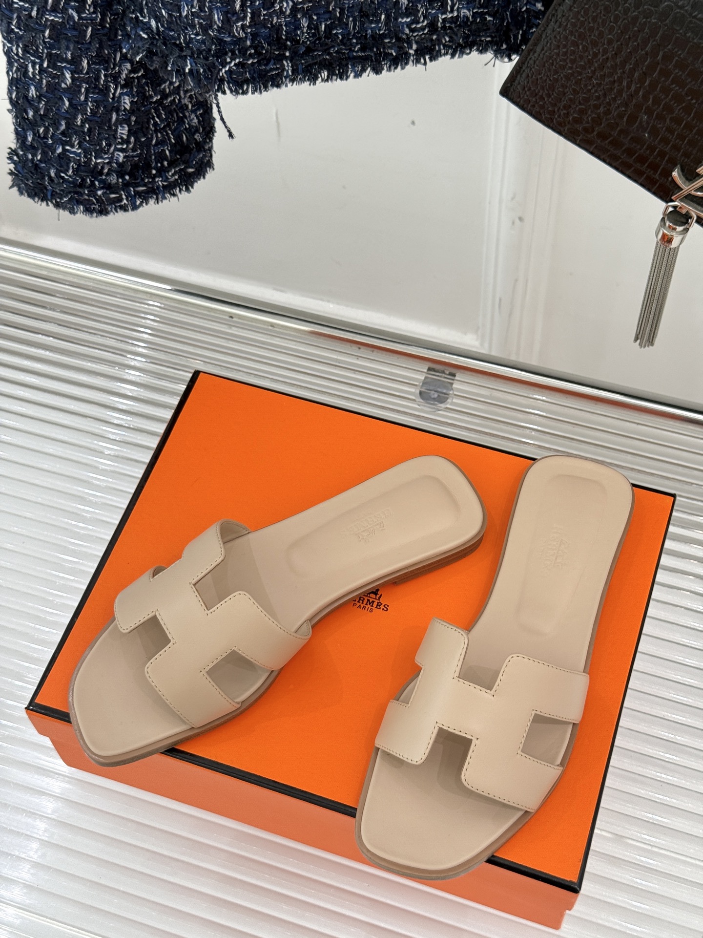
Hermès/爱马仕经典H平底拖鞋
经典H拖 H家的拖鞋一直是拖鞋的代表款
依旧是经典的H造型 
鞋面