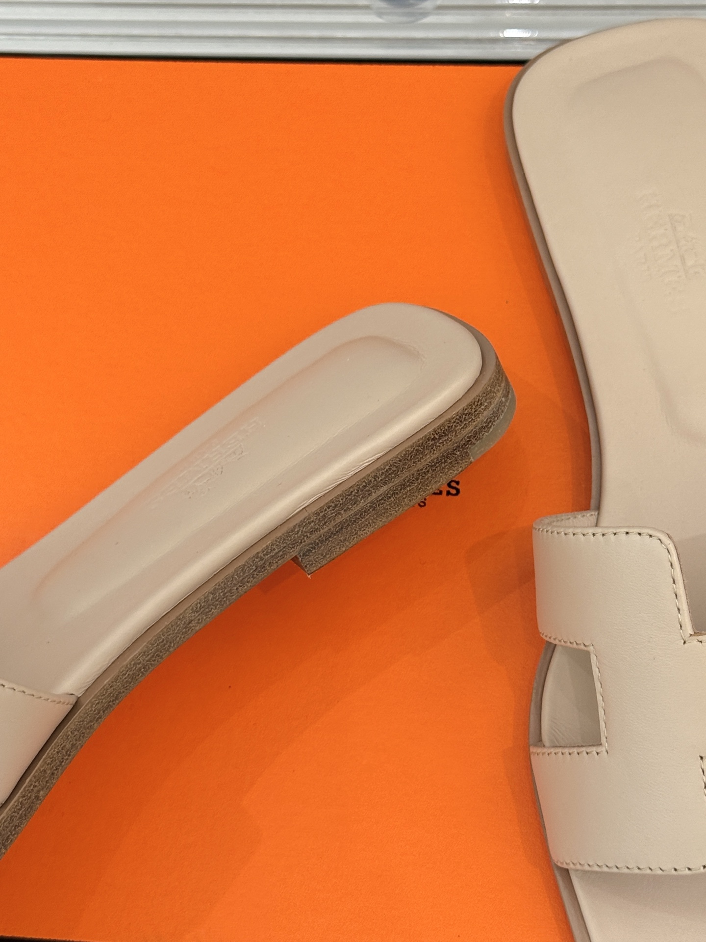 
Hermès/爱马仕经典H平底拖鞋
经典H拖 H家的拖鞋一直是拖鞋的代表款
依旧是经典的H造型 
鞋面