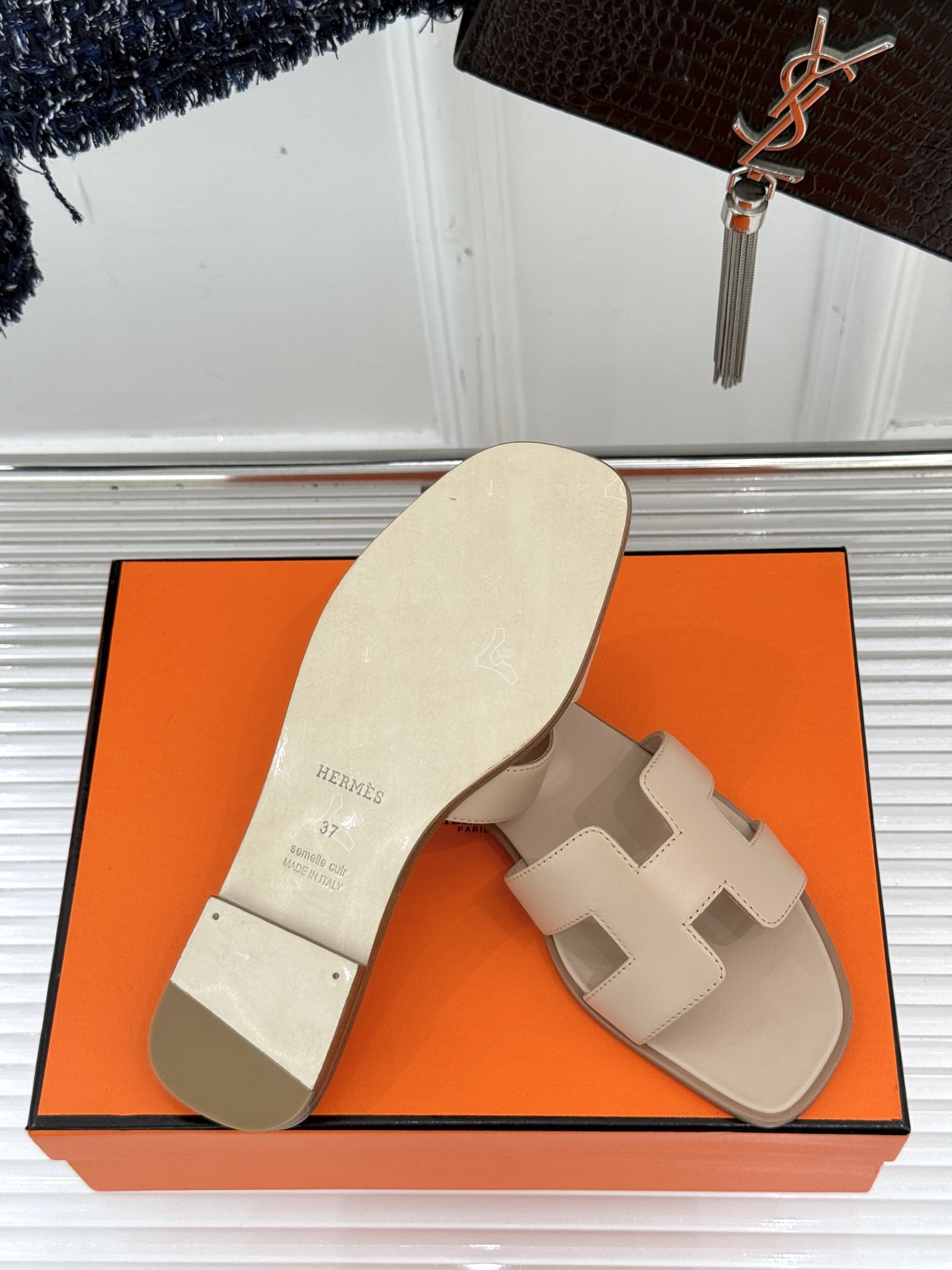 
Hermès/爱马仕经典H平底拖鞋
经典H拖 H家的拖鞋一直是拖鞋的代表款
依旧是经典的H造型 
鞋面