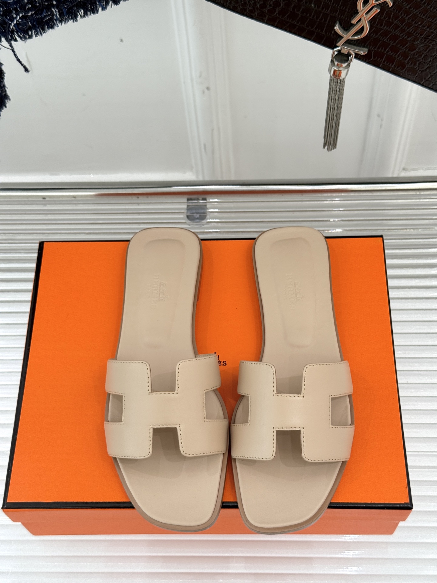 
Hermès/爱马仕经典H平底拖鞋
经典H拖 H家的拖鞋一直是拖鞋的代表款
依旧是经典的H造型 
鞋面
