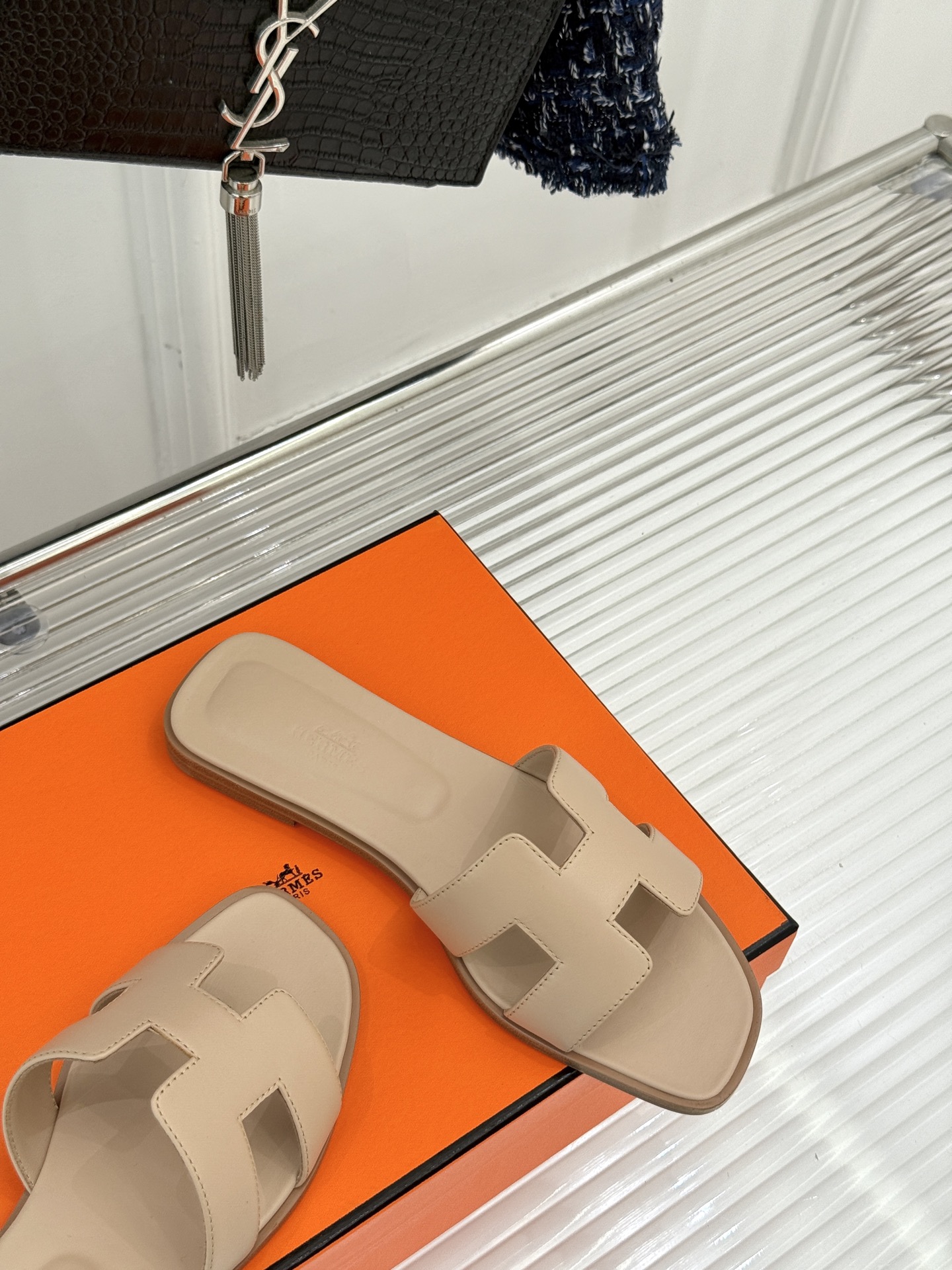 
Hermès/爱马仕经典H平底拖鞋
经典H拖 H家的拖鞋一直是拖鞋的代表款
依旧是经典的H造型 
鞋面