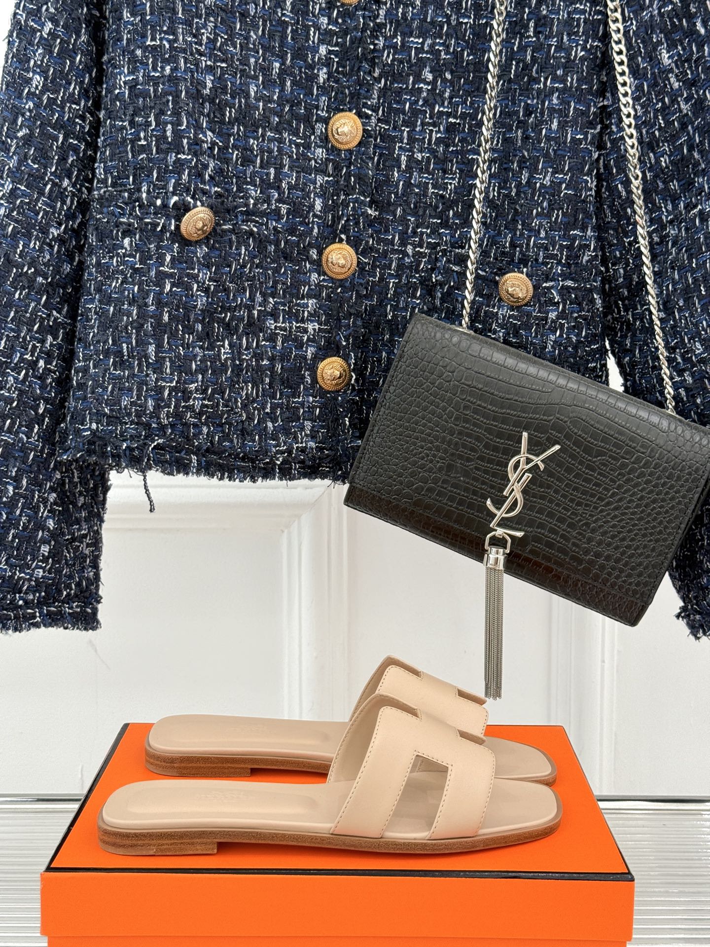 
Hermès/爱马仕经典H平底拖鞋
经典H拖 H家的拖鞋一直是拖鞋的代表款
依旧是经典的H造型 
鞋面