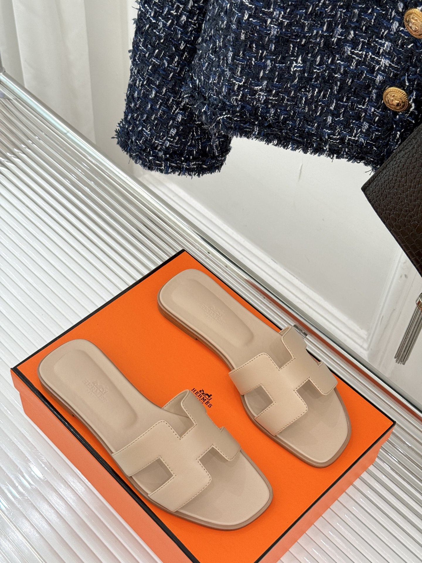 
Hermès/爱马仕经典H平底拖鞋
经典H拖 H家的拖鞋一直是拖鞋的代表款
依旧是经典的H造型 
鞋面