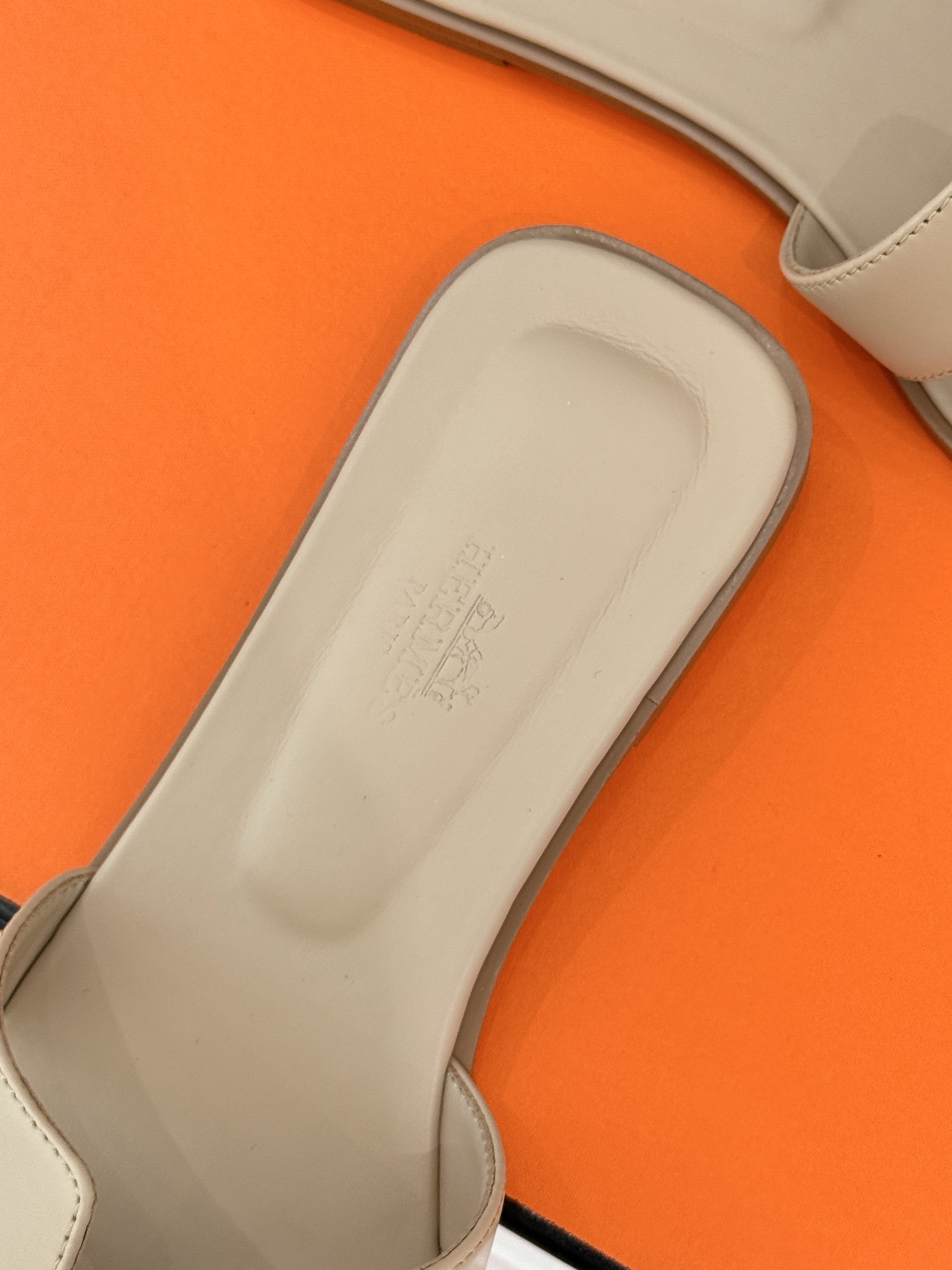 
Hermès/爱马仕经典H平底拖鞋
经典H拖 H家的拖鞋一直是拖鞋的代表款
依旧是经典的H造型 
鞋面