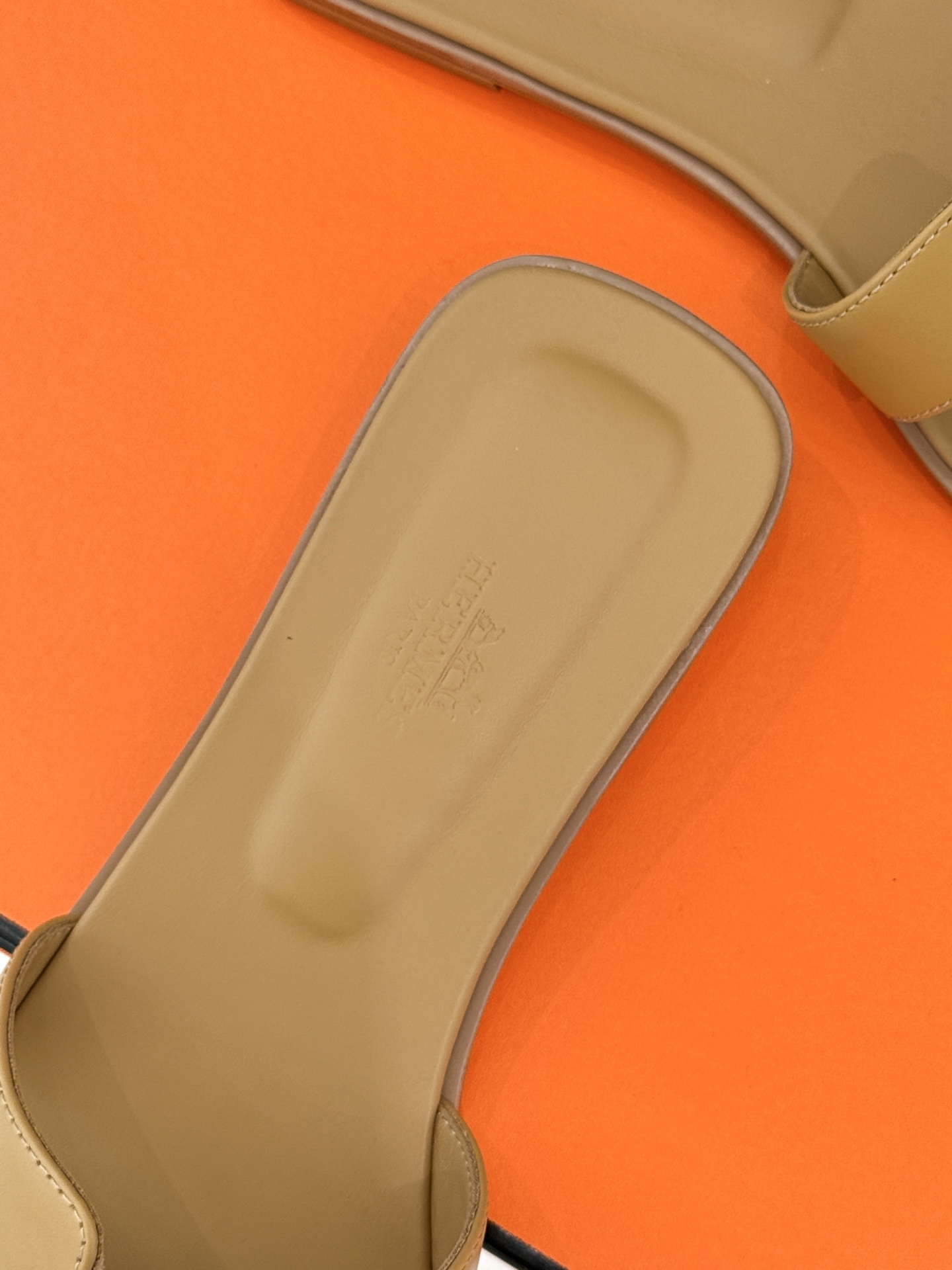 
Hermès/爱马仕经典H平底拖鞋
经典H拖 H家的拖鞋一直是拖鞋的代表款
依旧是经典的H造型 
鞋面