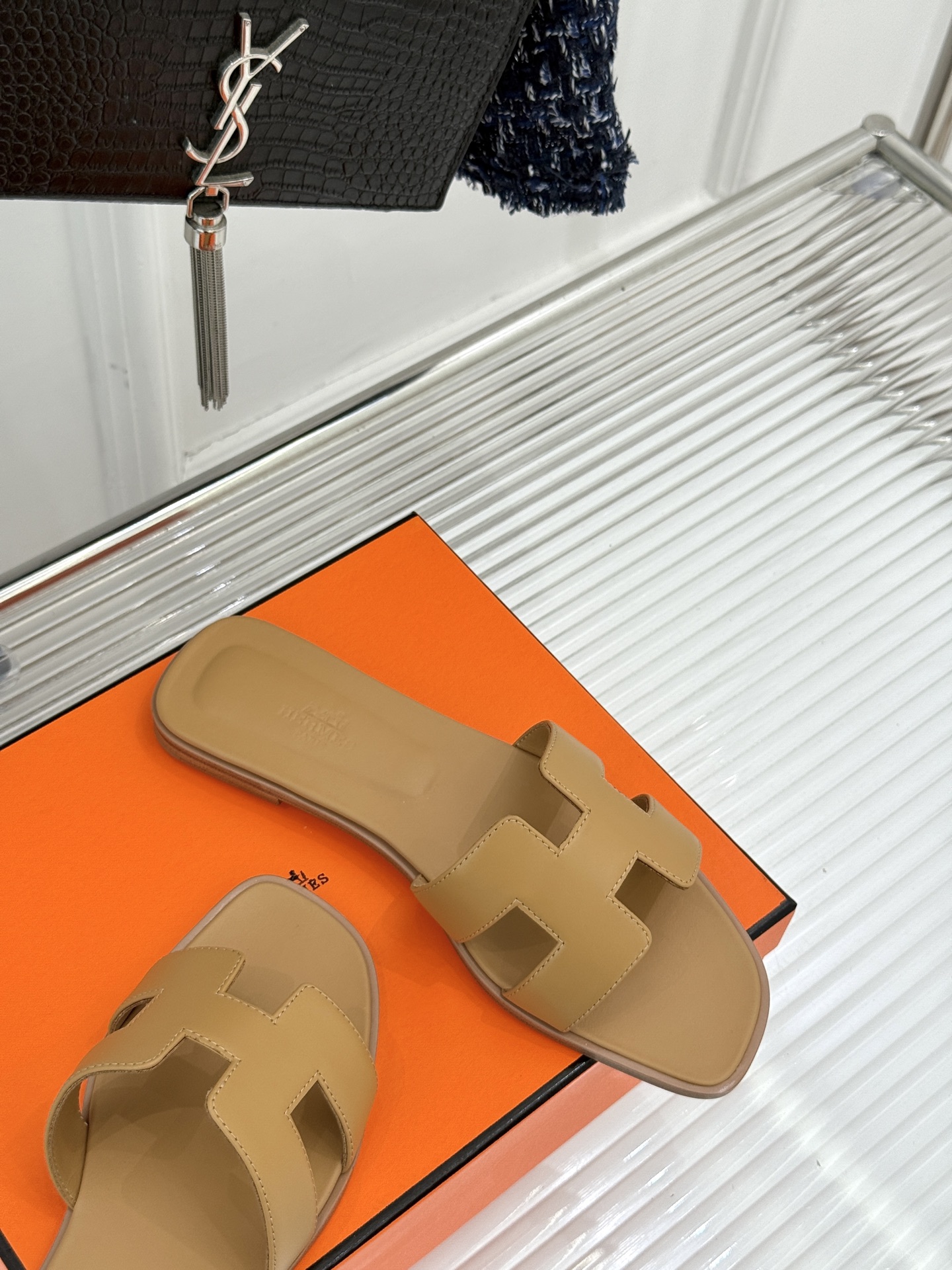 
Hermès/爱马仕经典H平底拖鞋
经典H拖 H家的拖鞋一直是拖鞋的代表款
依旧是经典的H造型 
鞋面