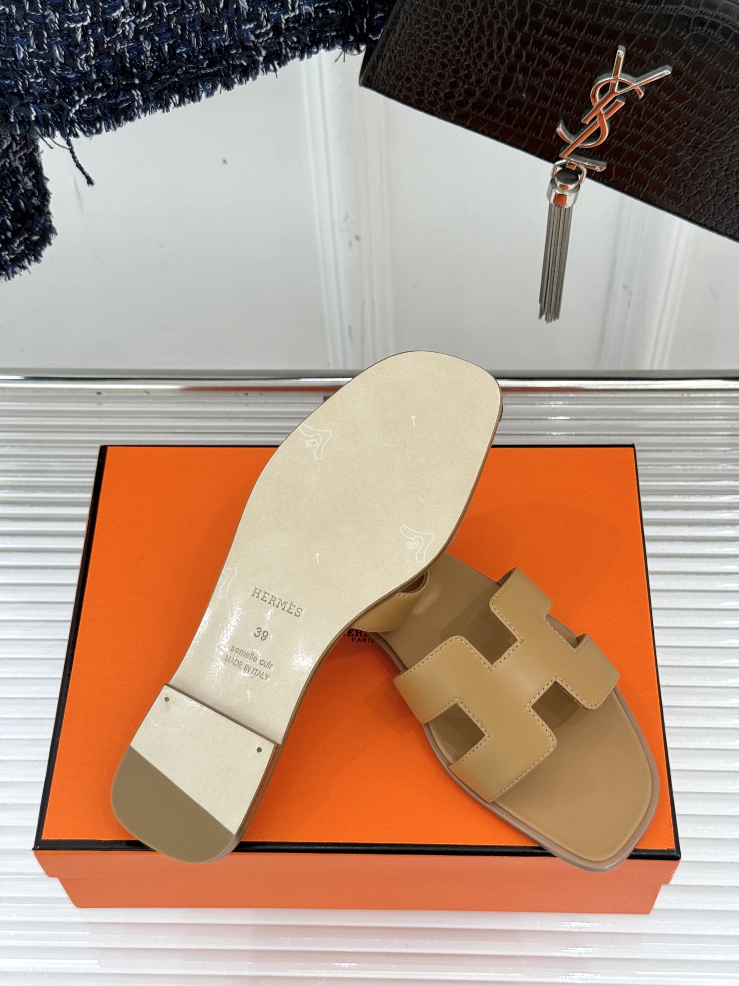 
Hermès/爱马仕经典H平底拖鞋
经典H拖 H家的拖鞋一直是拖鞋的代表款
依旧是经典的H造型 
鞋面
