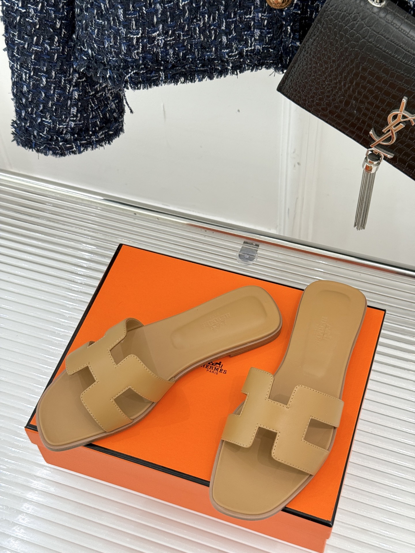 
Hermès/爱马仕经典H平底拖鞋
经典H拖 H家的拖鞋一直是拖鞋的代表款
依旧是经典的H造型 
鞋面