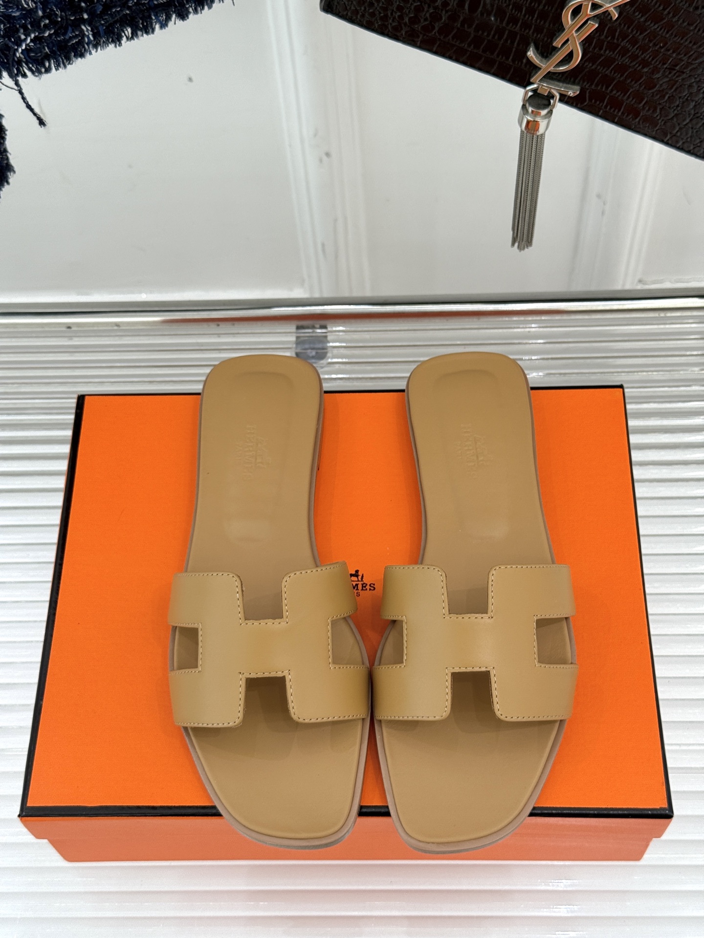 
Hermès/爱马仕经典H平底拖鞋
经典H拖 H家的拖鞋一直是拖鞋的代表款
依旧是经典的H造型 
鞋面