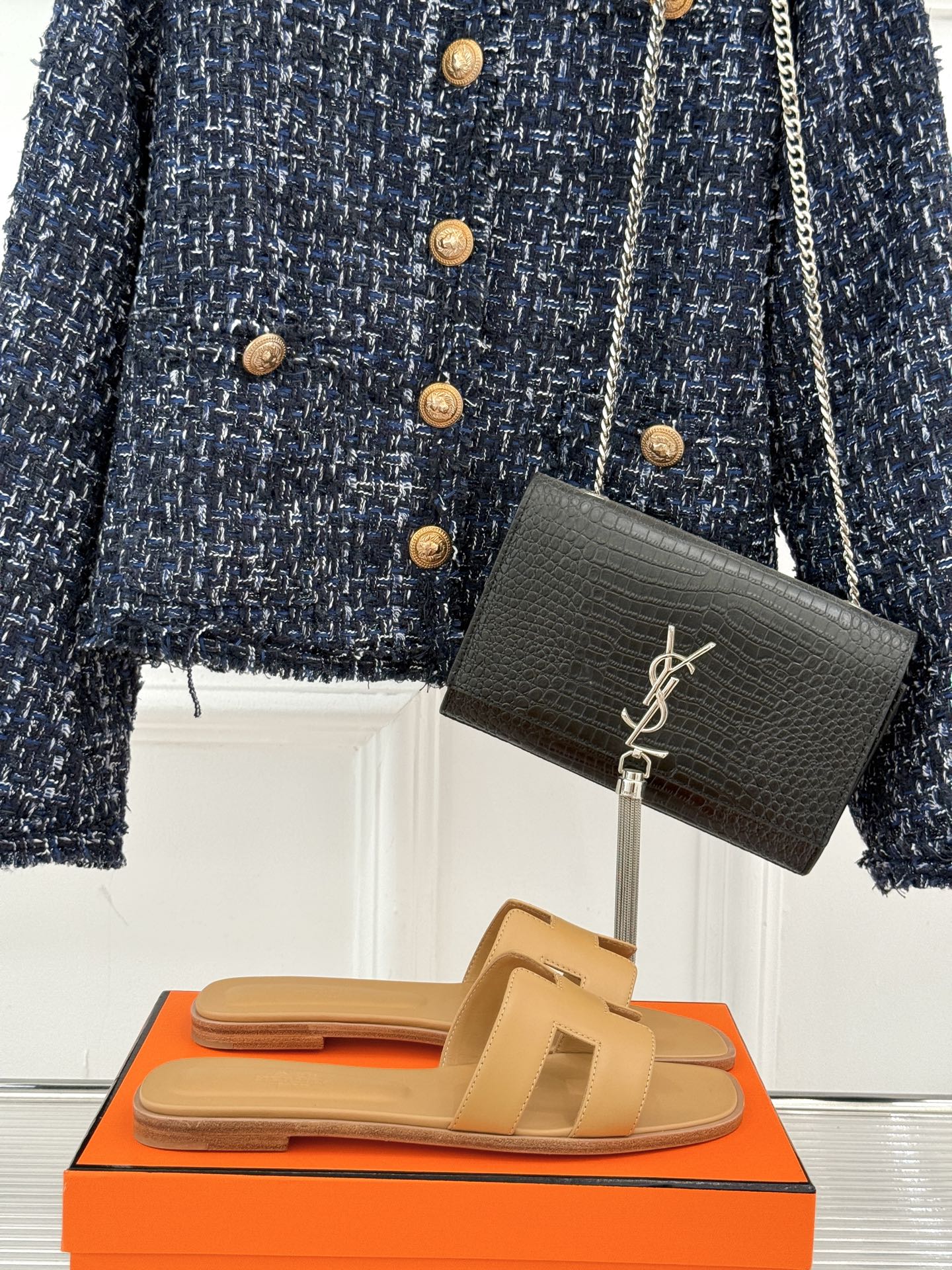 
Hermès/爱马仕经典H平底拖鞋
经典H拖 H家的拖鞋一直是拖鞋的代表款
依旧是经典的H造型 
鞋面