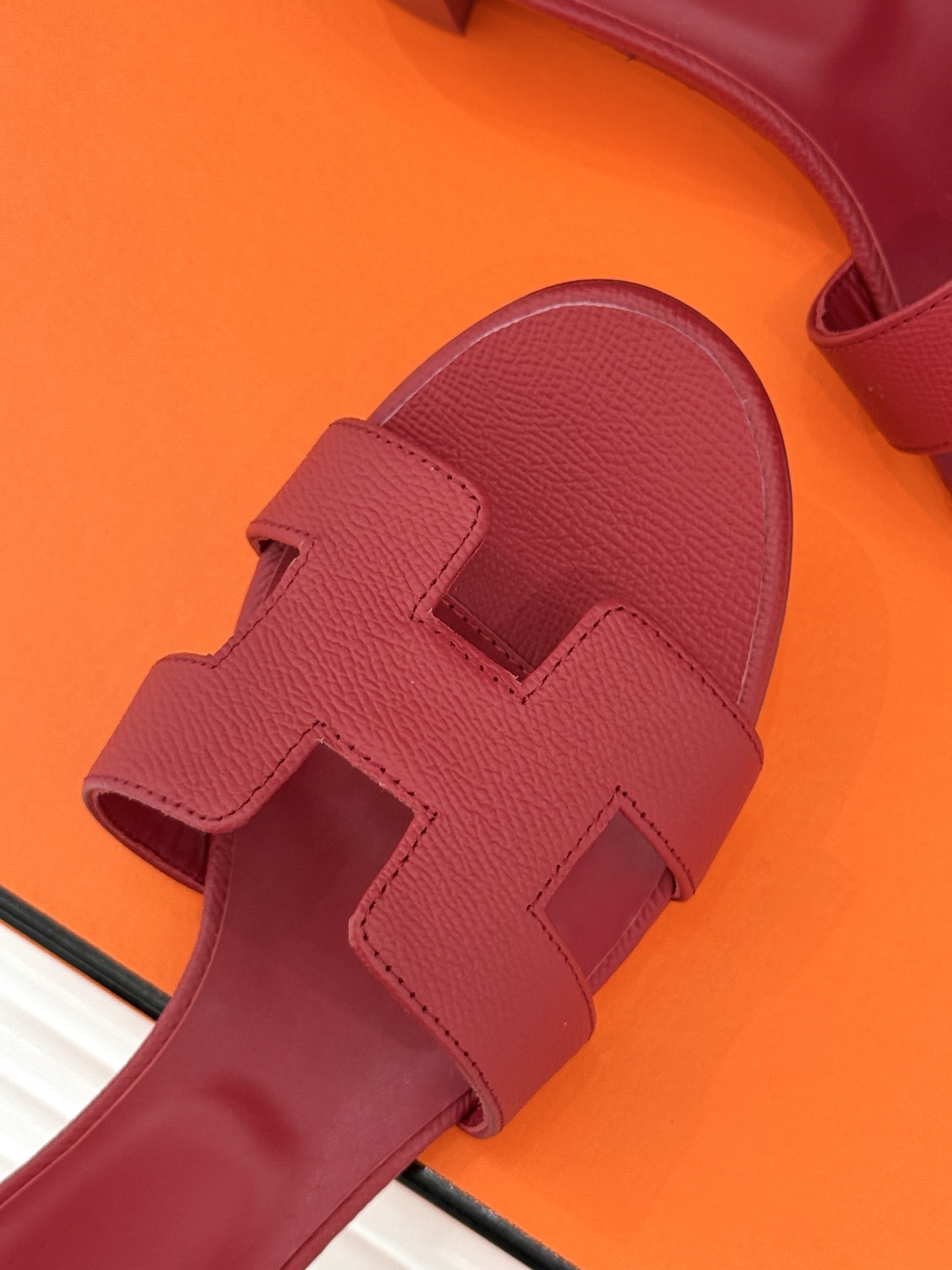 
Hermès/爱马仕经典H平底拖鞋
经典H拖 H家的拖鞋一直是拖鞋的代表款
依旧是经典的H造型 
鞋面