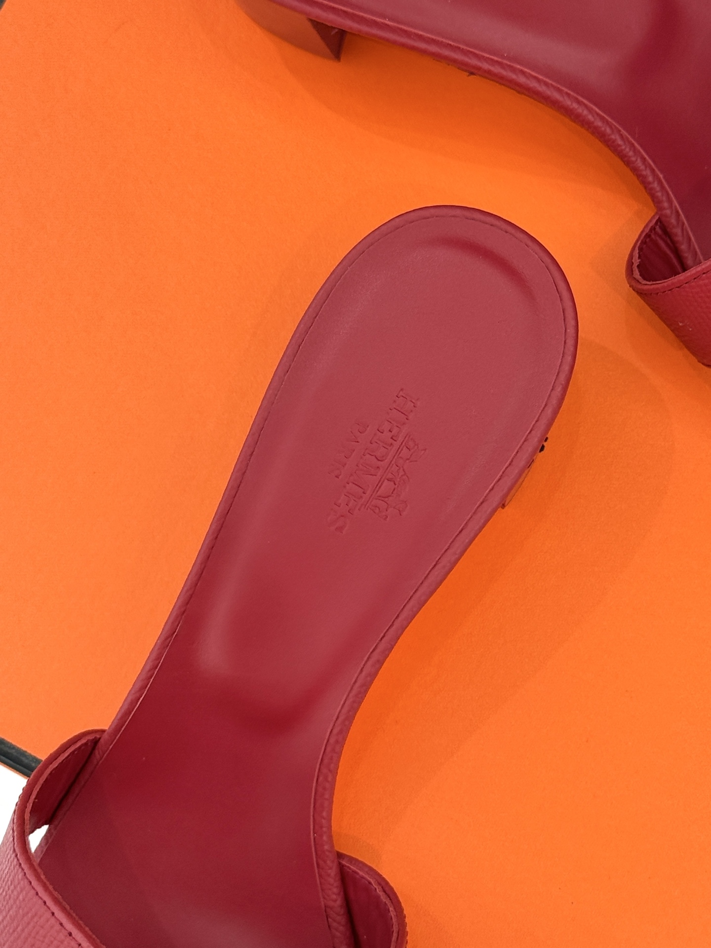 
Hermès/爱马仕经典H平底拖鞋
经典H拖 H家的拖鞋一直是拖鞋的代表款
依旧是经典的H造型 
鞋面
