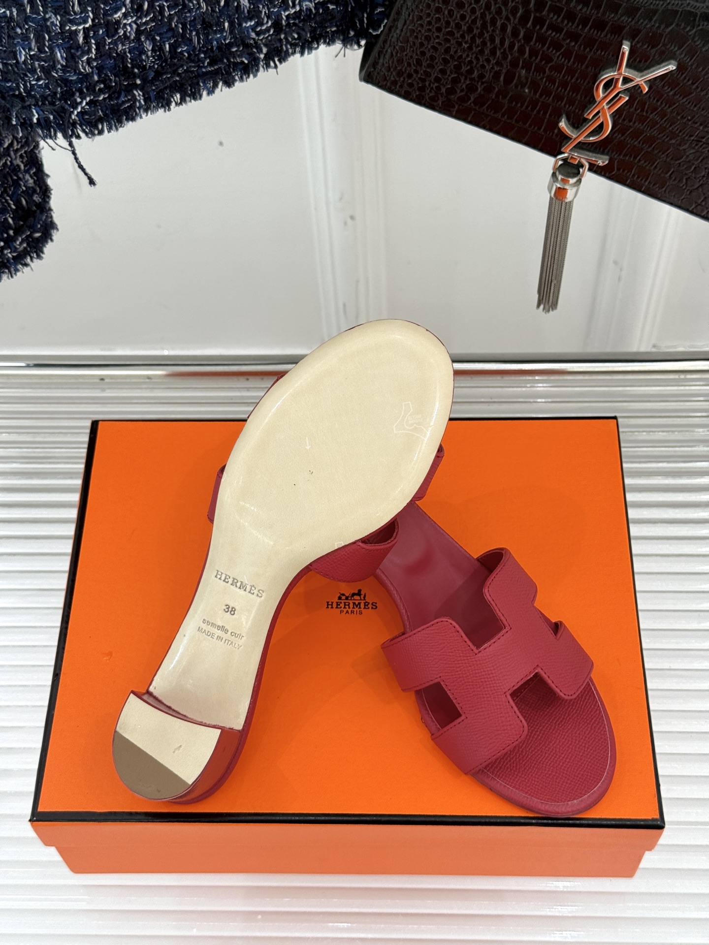 
Hermès/爱马仕经典H平底拖鞋
经典H拖 H家的拖鞋一直是拖鞋的代表款
依旧是经典的H造型 
鞋面