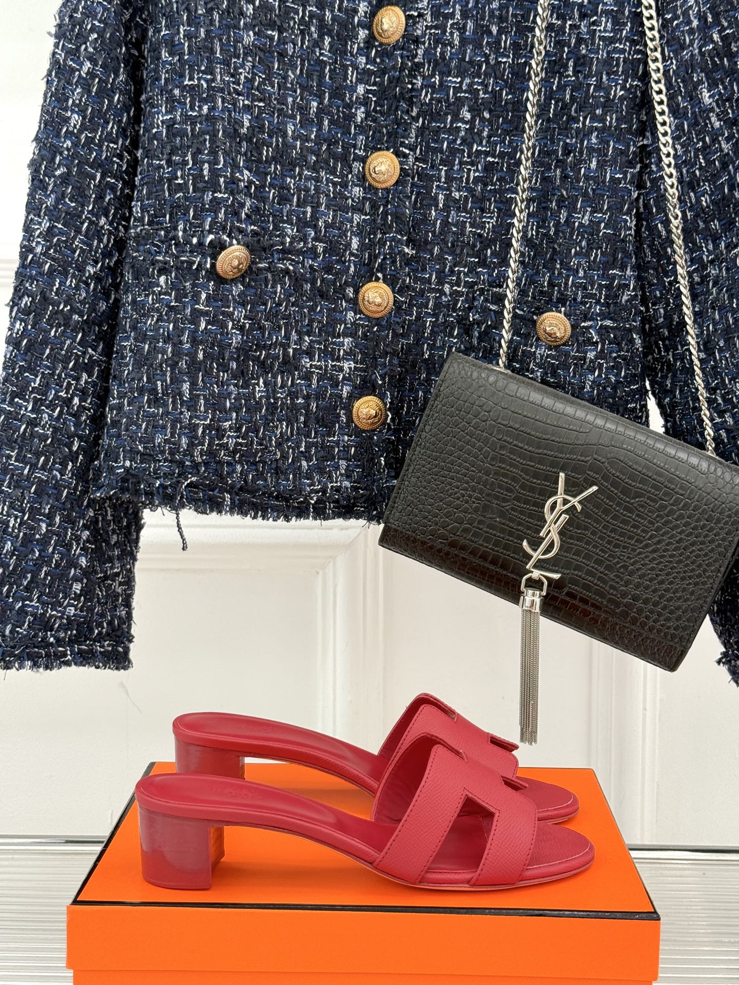 
Hermès/爱马仕经典H平底拖鞋
经典H拖 H家的拖鞋一直是拖鞋的代表款
依旧是经典的H造型 
鞋面