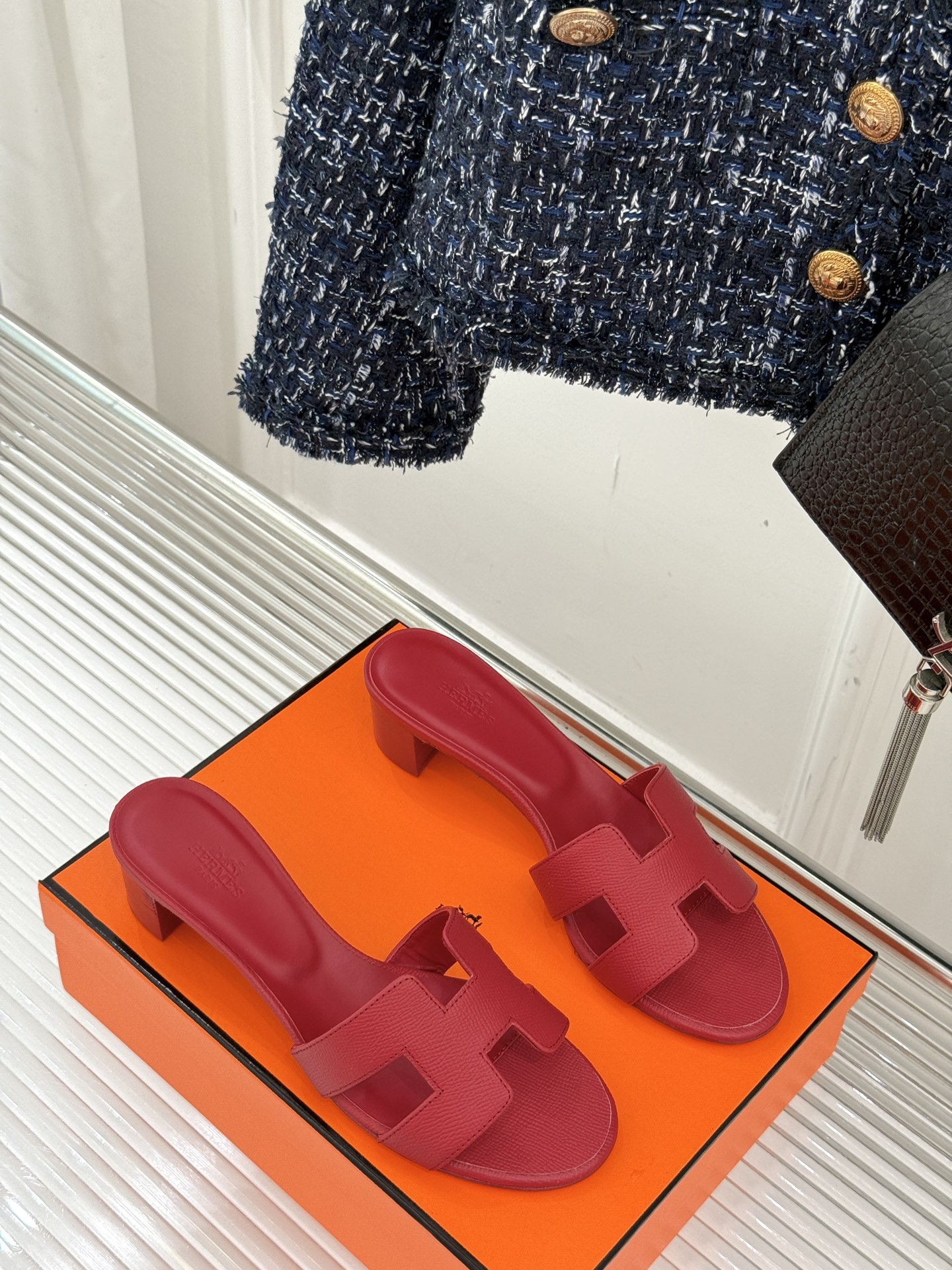 
Hermès/爱马仕经典H平底拖鞋
经典H拖 H家的拖鞋一直是拖鞋的代表款
依旧是经典的H造型 
鞋面