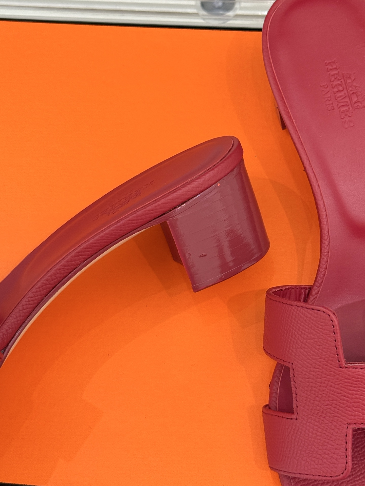 
Hermès/爱马仕经典H平底拖鞋
经典H拖 H家的拖鞋一直是拖鞋的代表款
依旧是经典的H造型 
鞋面