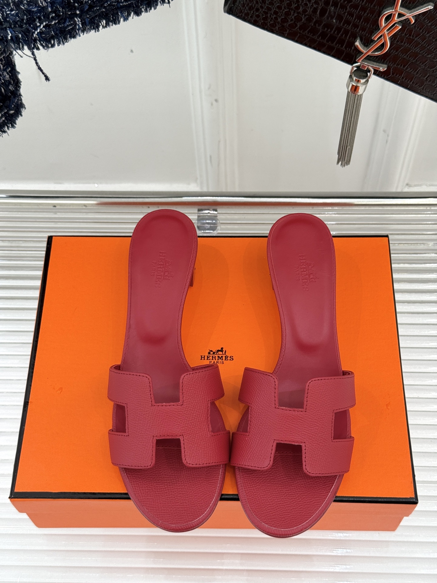 
Hermès/爱马仕经典H平底拖鞋
经典H拖 H家的拖鞋一直是拖鞋的代表款
依旧是经典的H造型 
鞋面